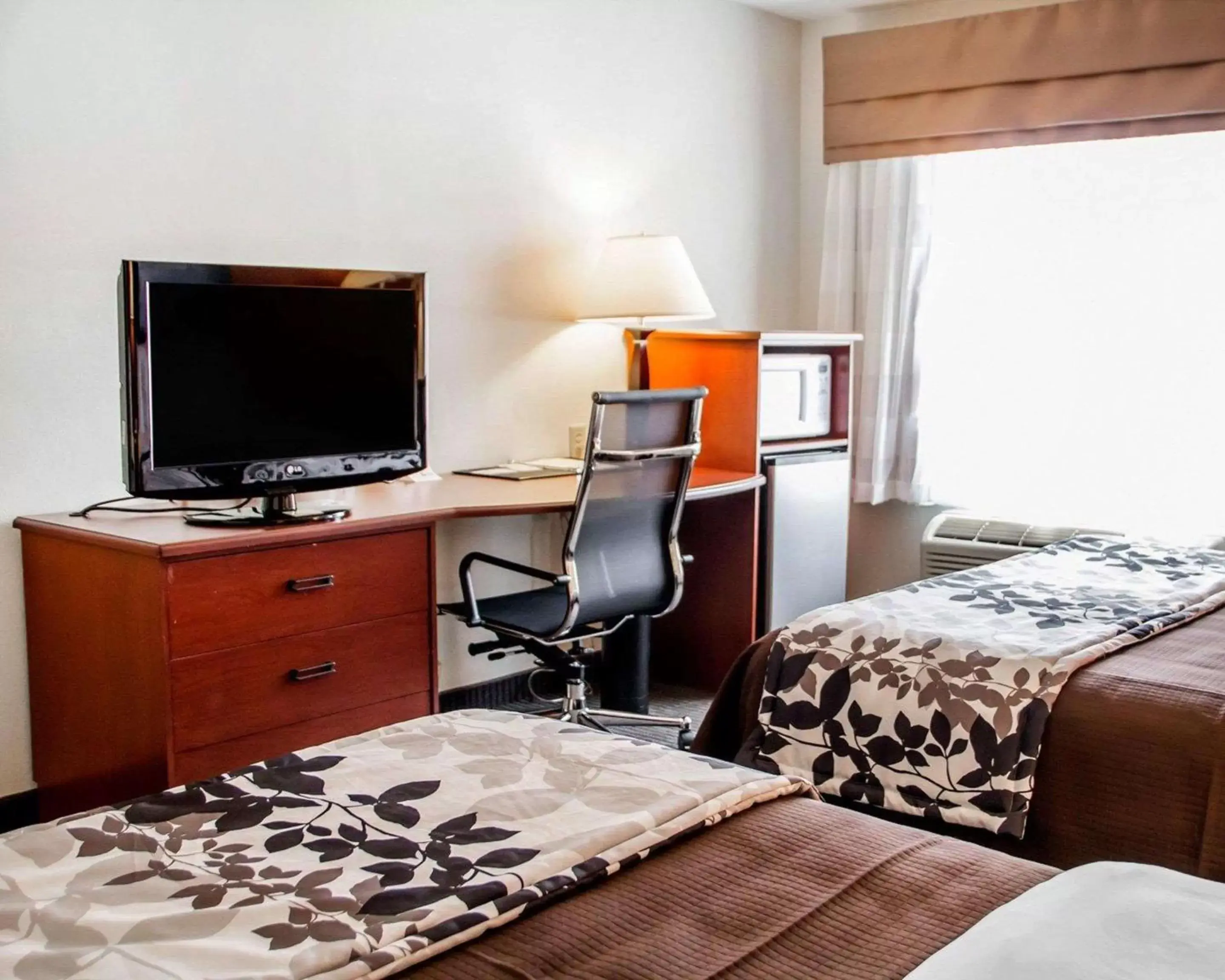 Photo of the whole room, Bed in Sleep Inn & Suites Oklahoma City Northwest