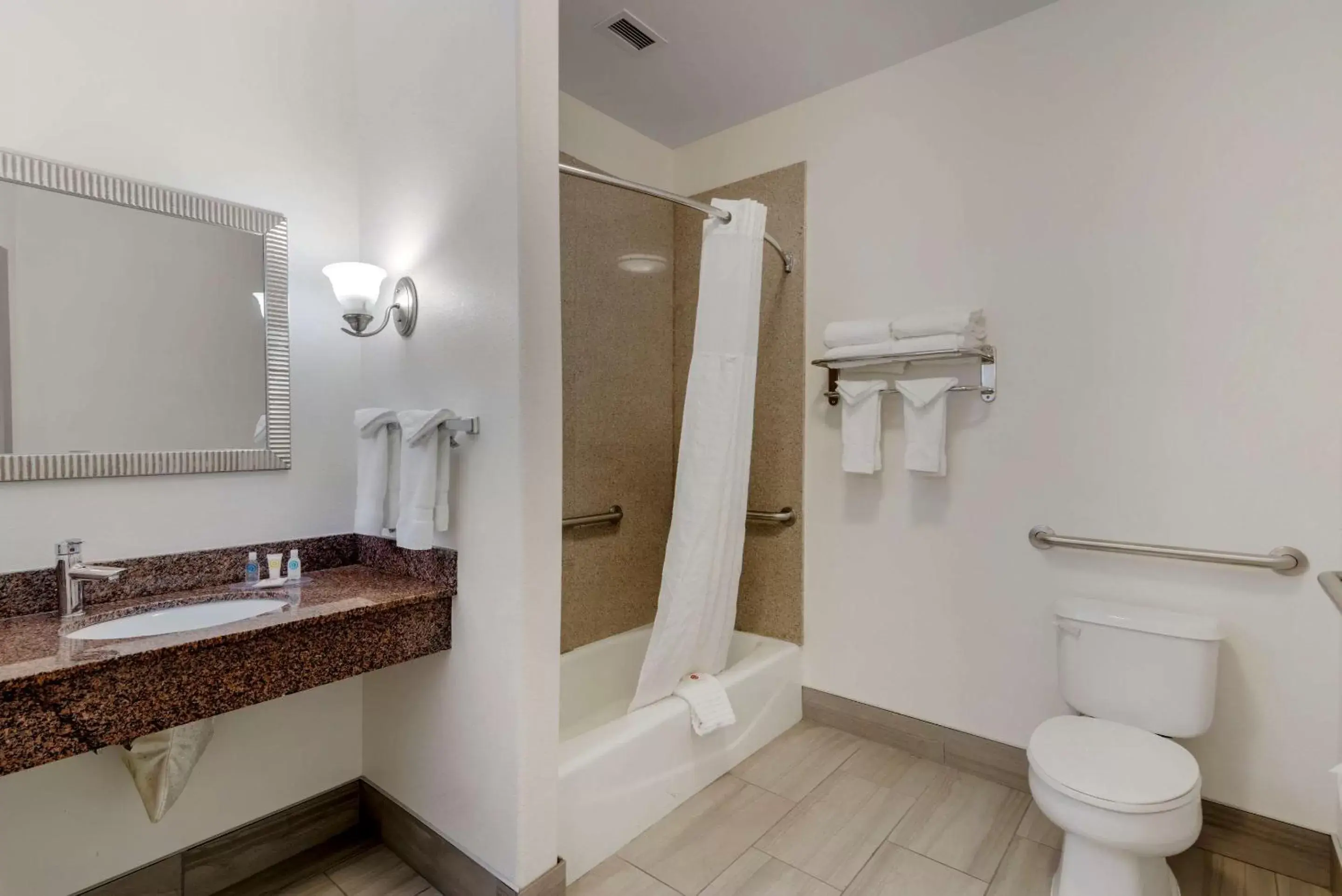 Bedroom, Bathroom in Comfort Suites Stockbridge Atlanta South