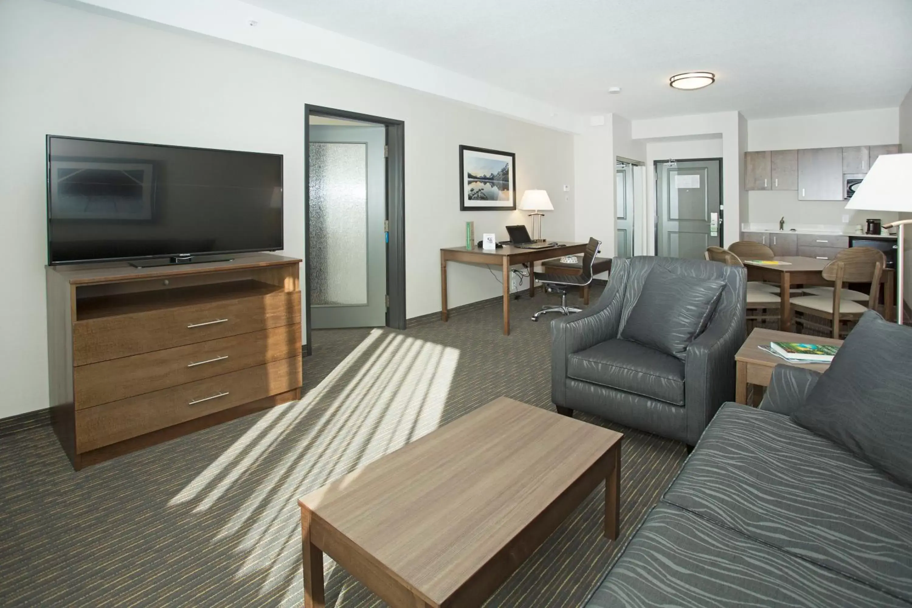 TV and multimedia, Seating Area in Wingate by Wyndham Calgary Airport