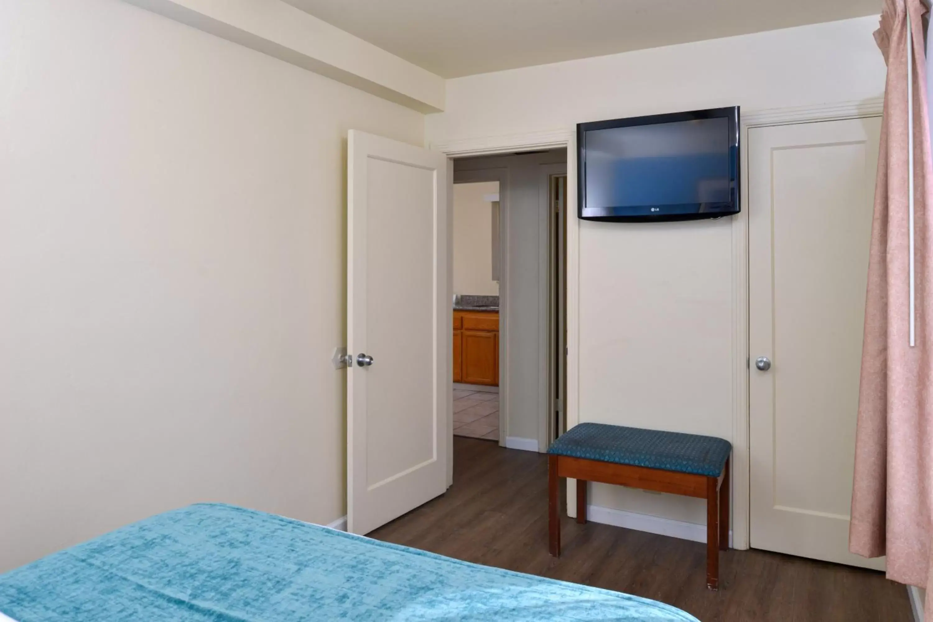 Bed, TV/Entertainment Center in Edgewater Inn and Suites