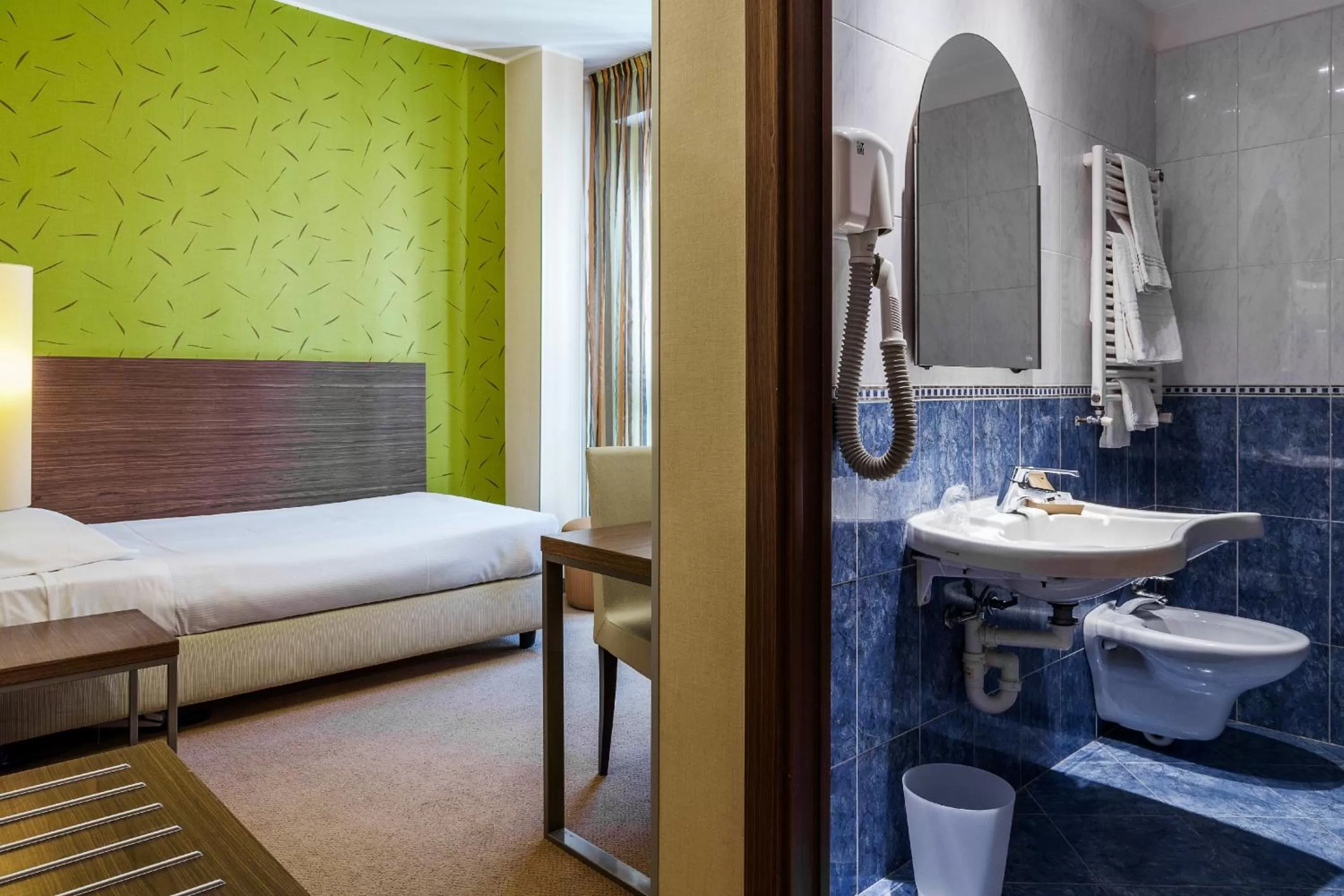 Bathroom, Bed in Hotel Des Etrangers