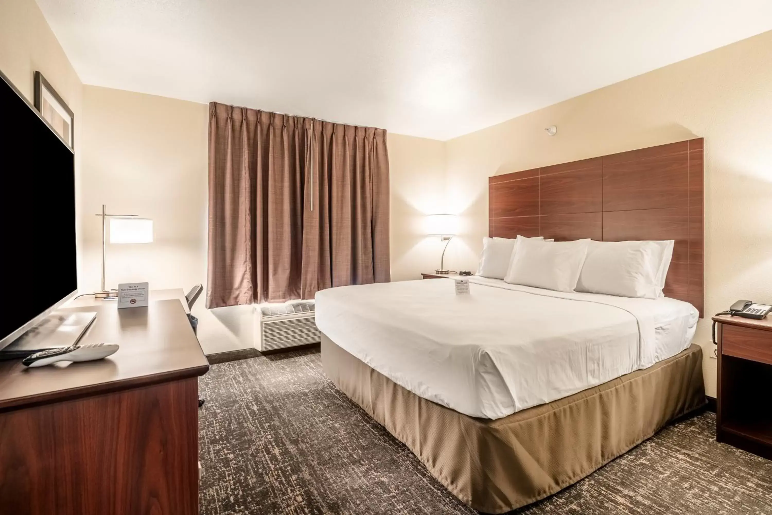 Bed in Cobblestone Hotel & Suites - Newport