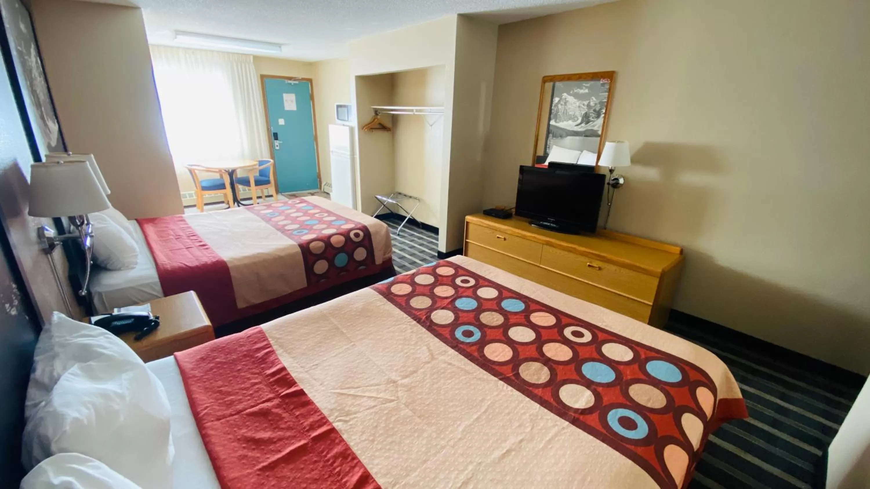 Deluxe Queen Studio - Non-Smoking in Super 8 by Wyndham Medicine Hat AB