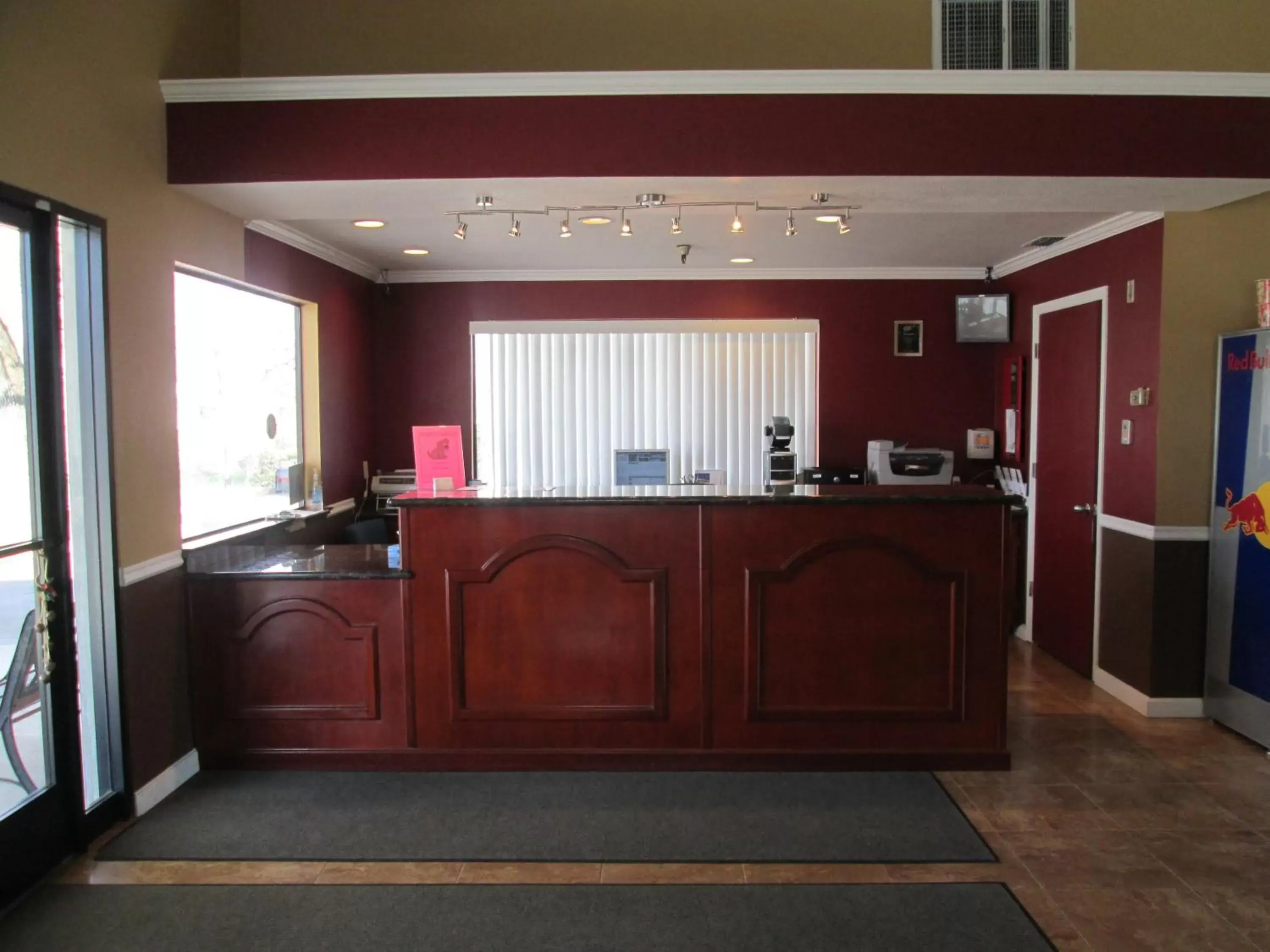 Day in Valley Oaks Inn Woodland Day in Valley Oaks Inn Woodland