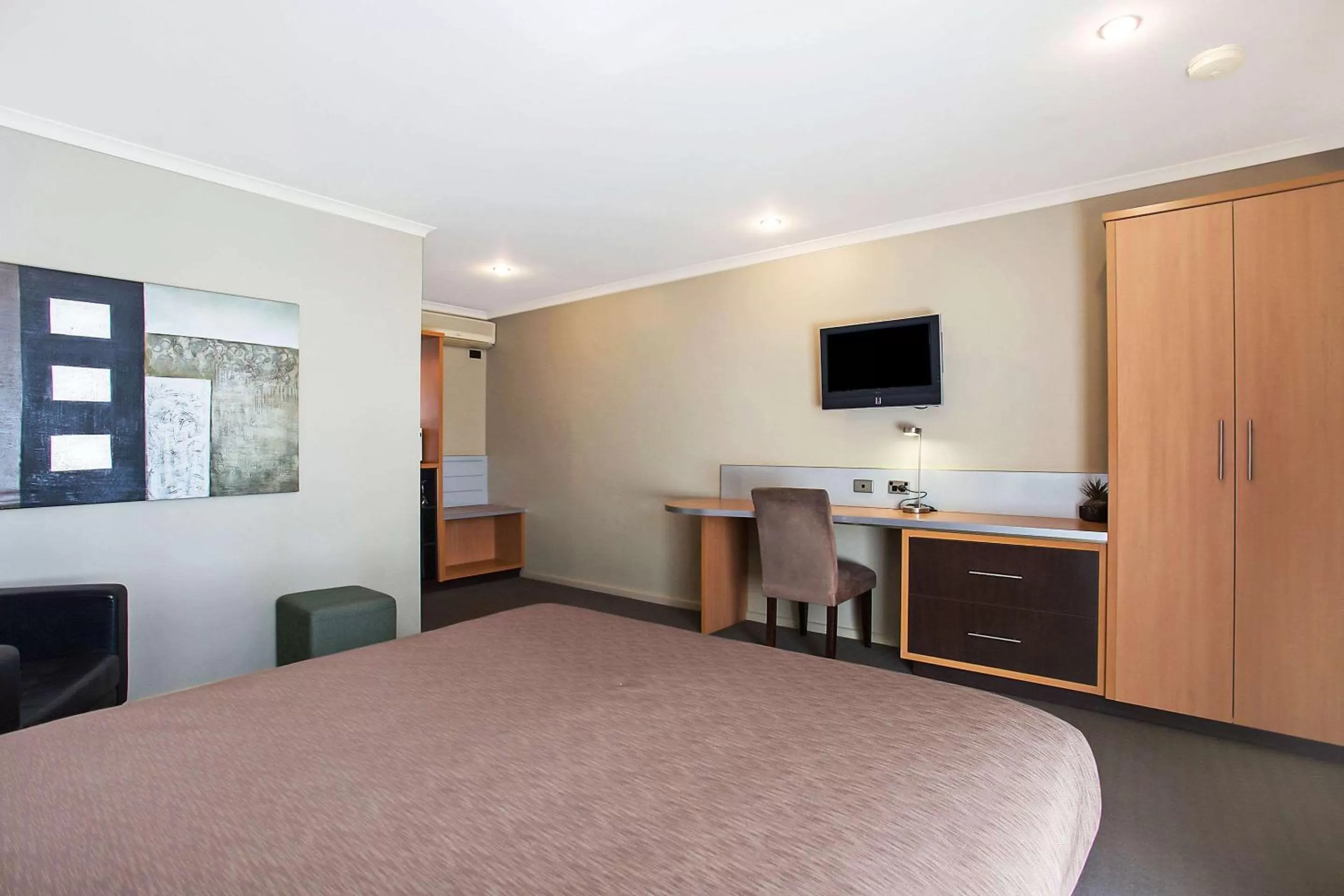 Bedroom, Bed in Comfort Inn On Raglan