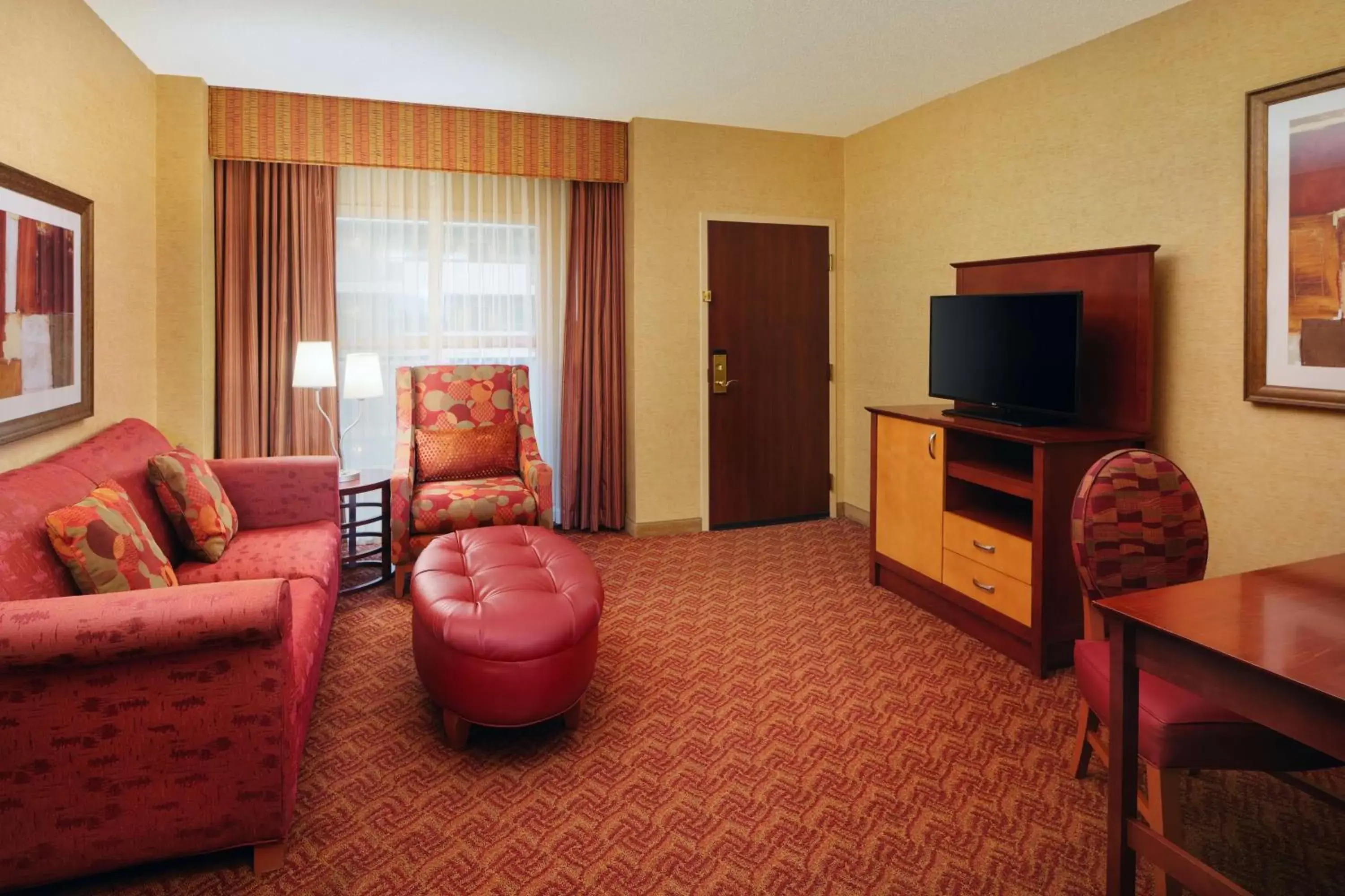 Living room, Seating Area in Embassy Suites by Hilton Charlotte Concord Golf Resort & Spa