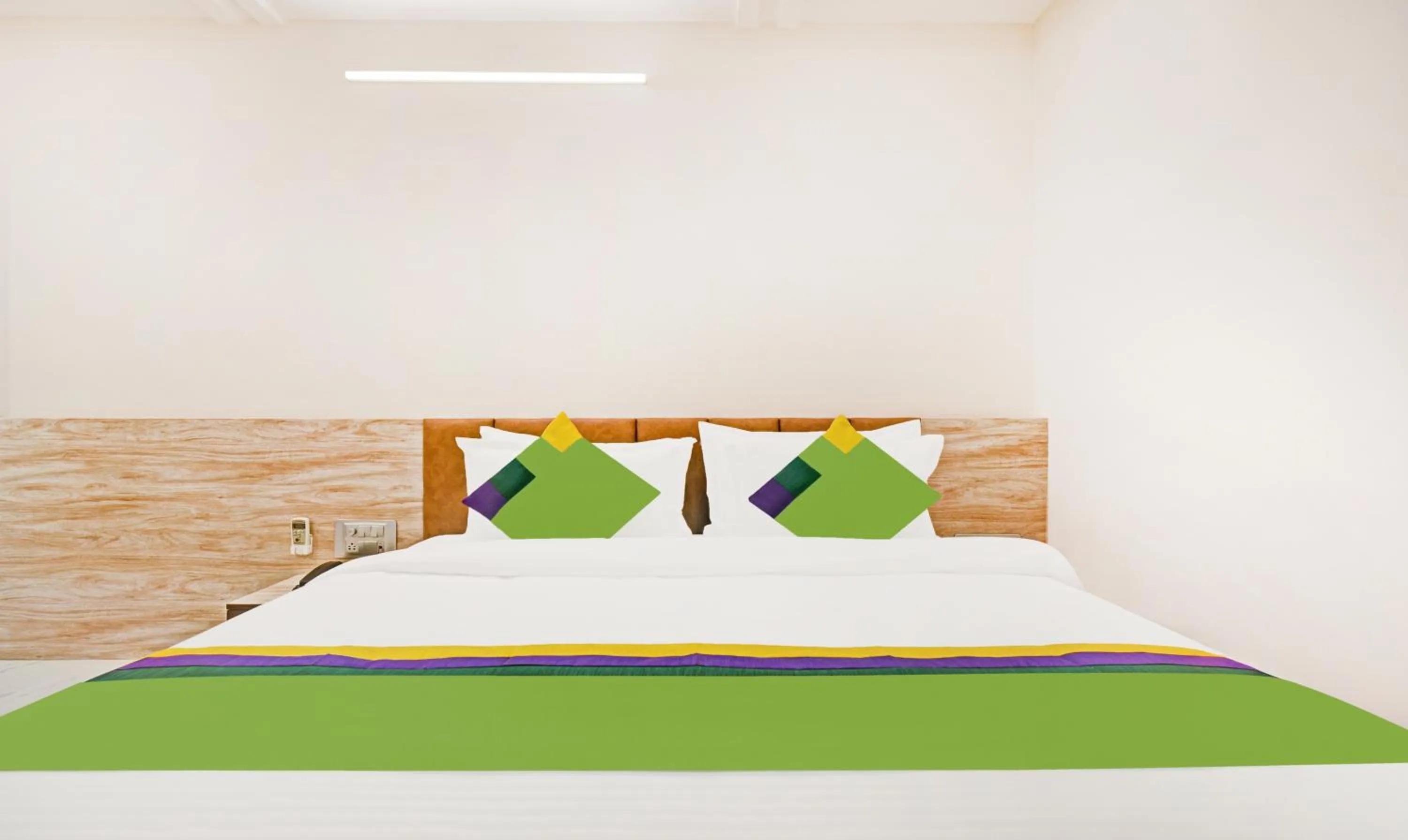 Bedroom, Bed in Treebo Paras Raj Near City Palace