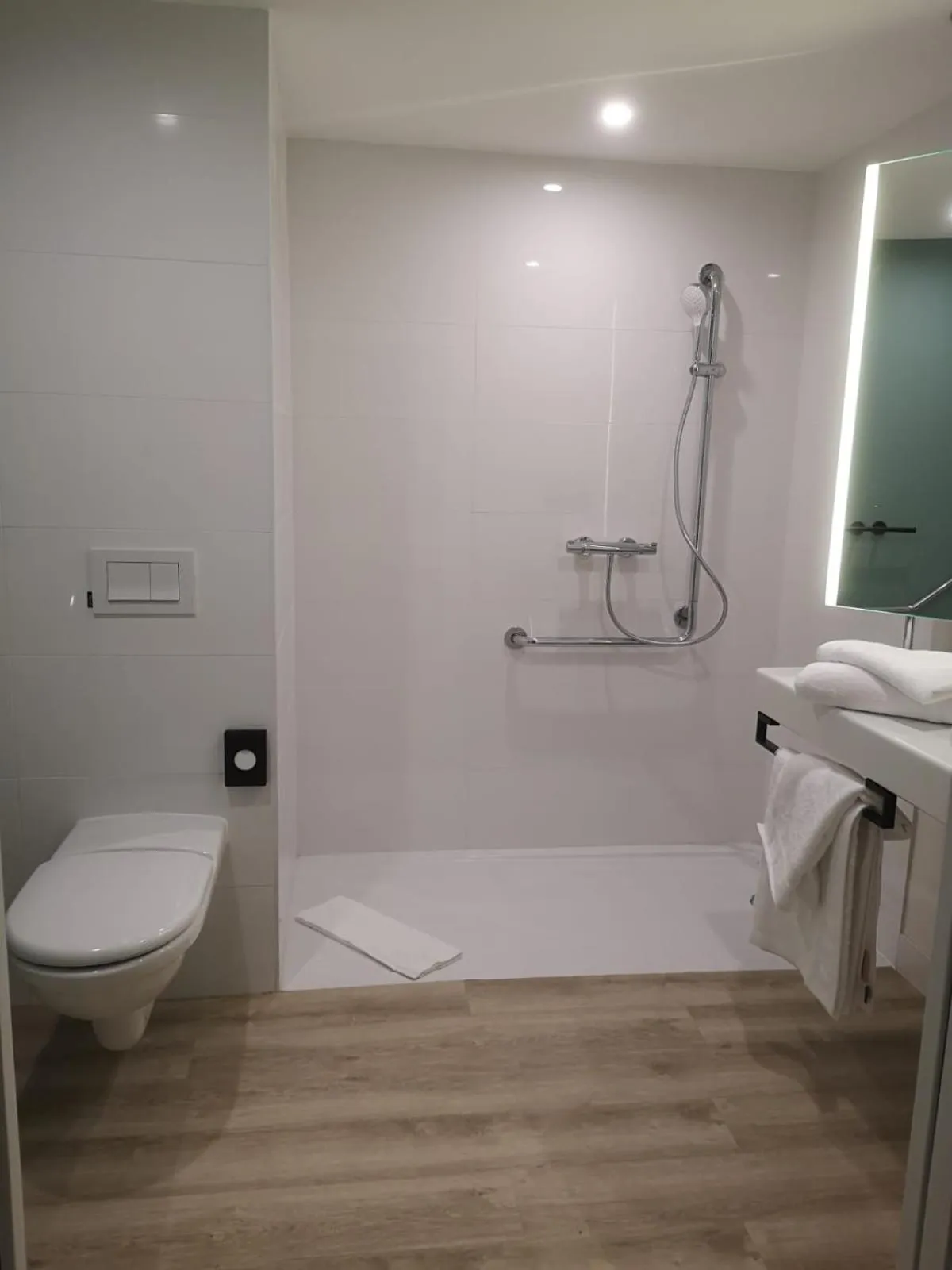 Bathroom in ibis Styles Limoges Centre