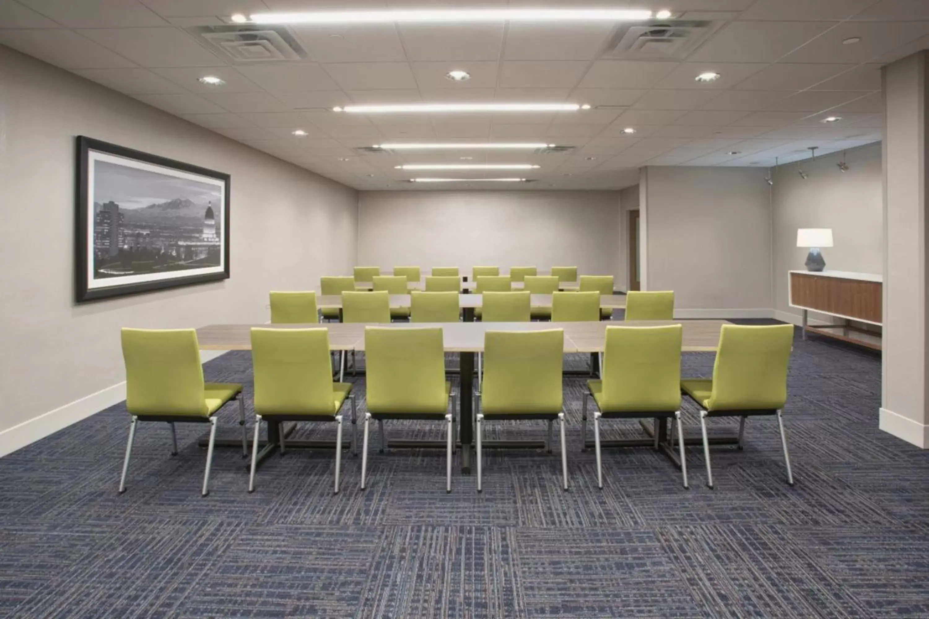 Meeting/conference room in Holiday Inn Express & Suites - Kingfisher, an IHG Hotel