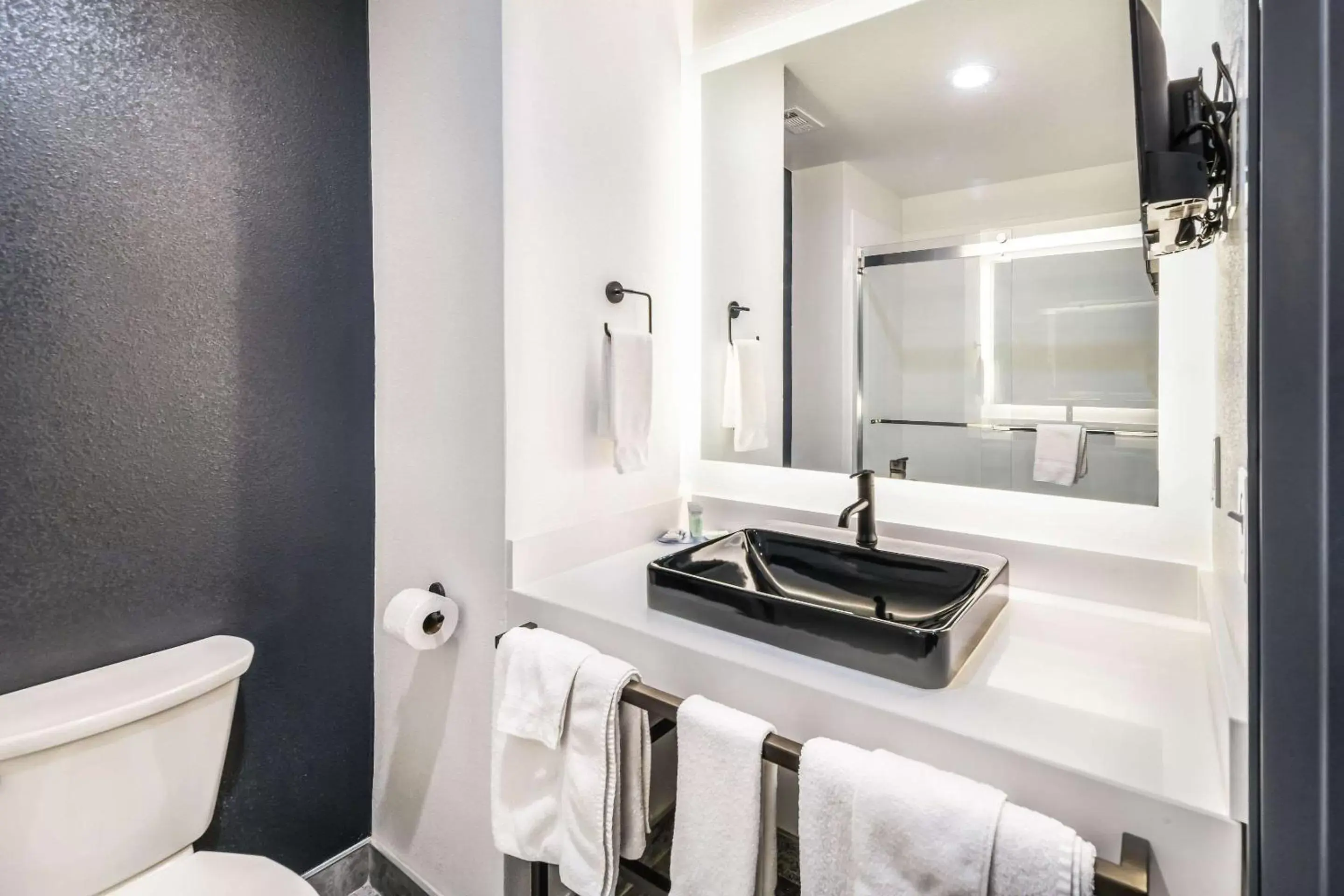 Bathroom in Hy-Lo Hotel, Ascend Hotel Collection