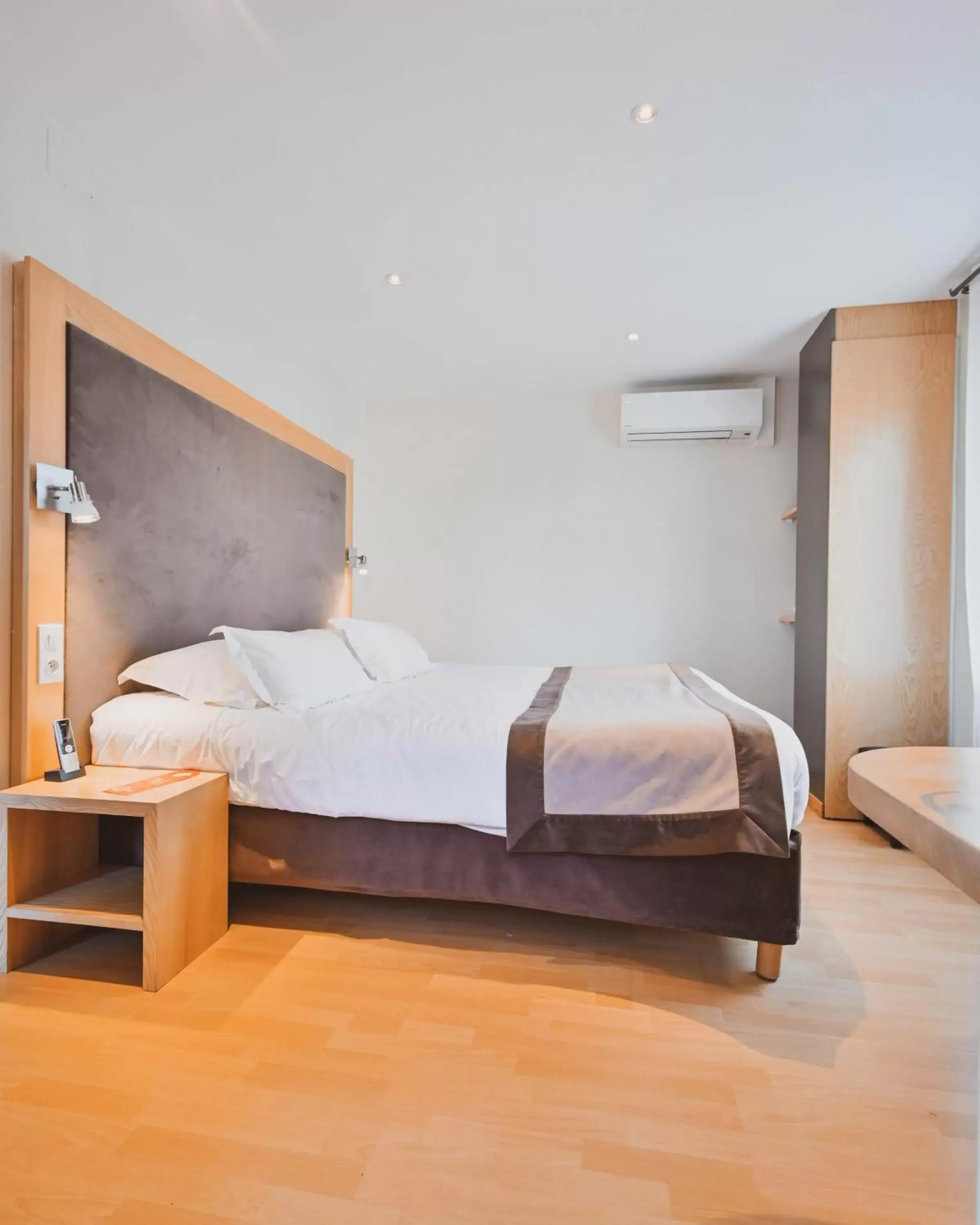 Bedroom, Bed in The Originals Boutique, Hôtel du Pont Roupt, Mende Bedroom, Bed in The Originals Boutique, Hôtel du Pont Roupt, Mende