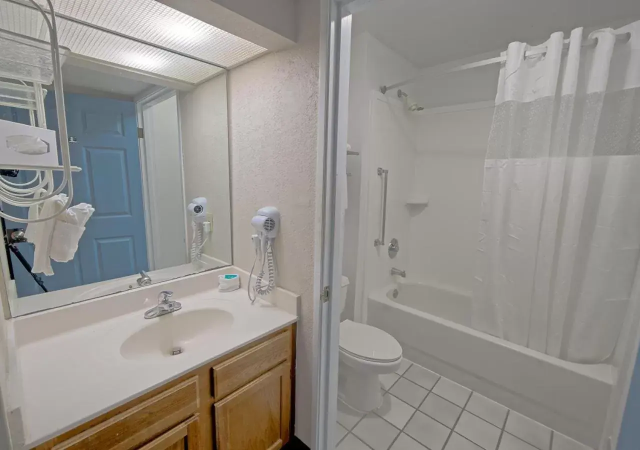 Shower, Bathroom in All Season Suites