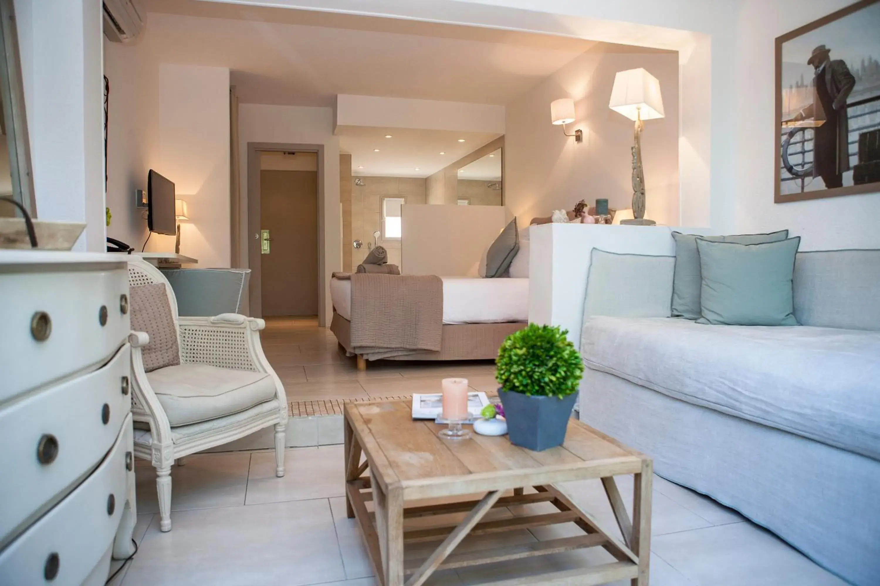 Photo of the whole room, Seating Area in Hôtel Font Mourier