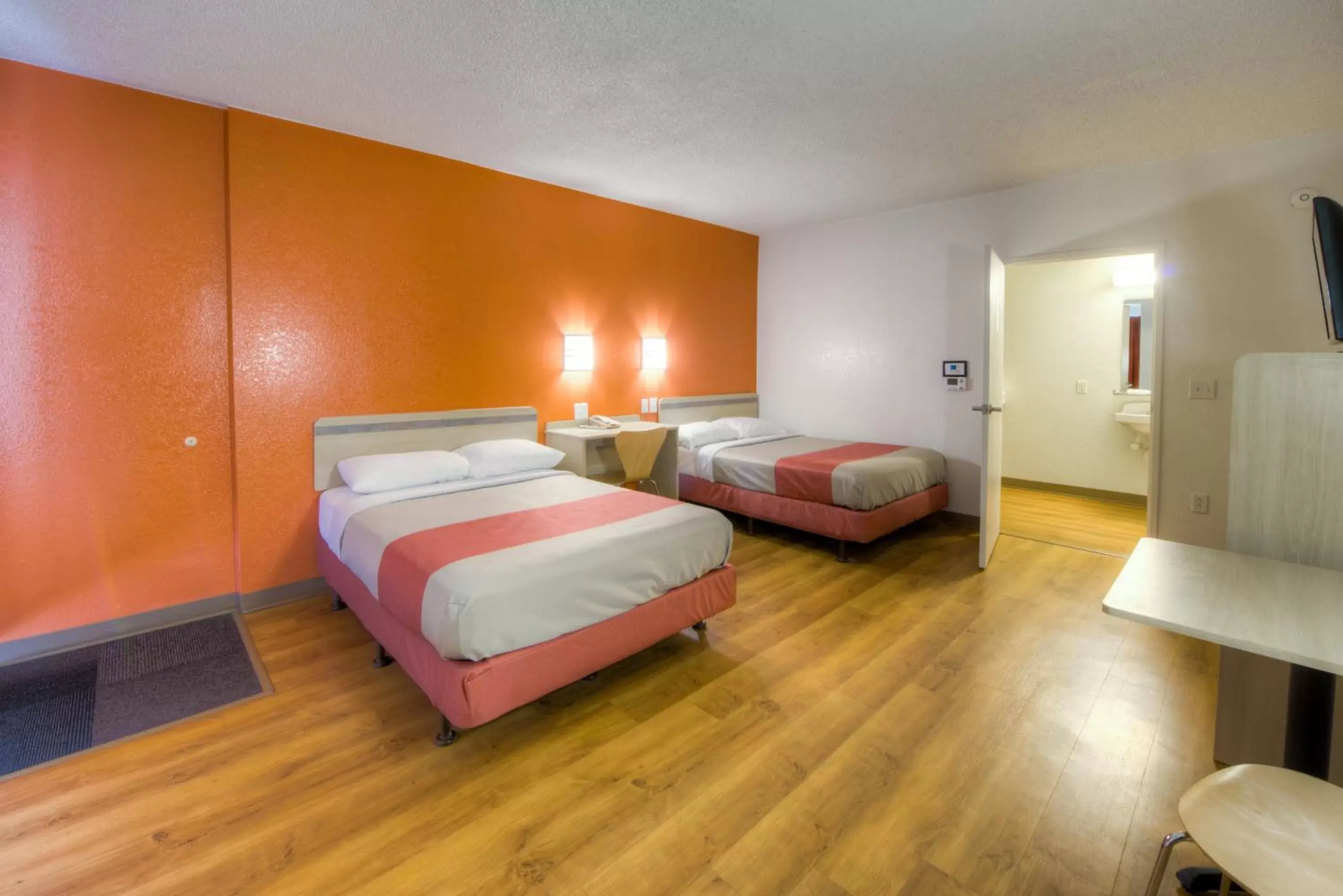 TV and multimedia, Bed in Motel 6-Niantic, CT - New London