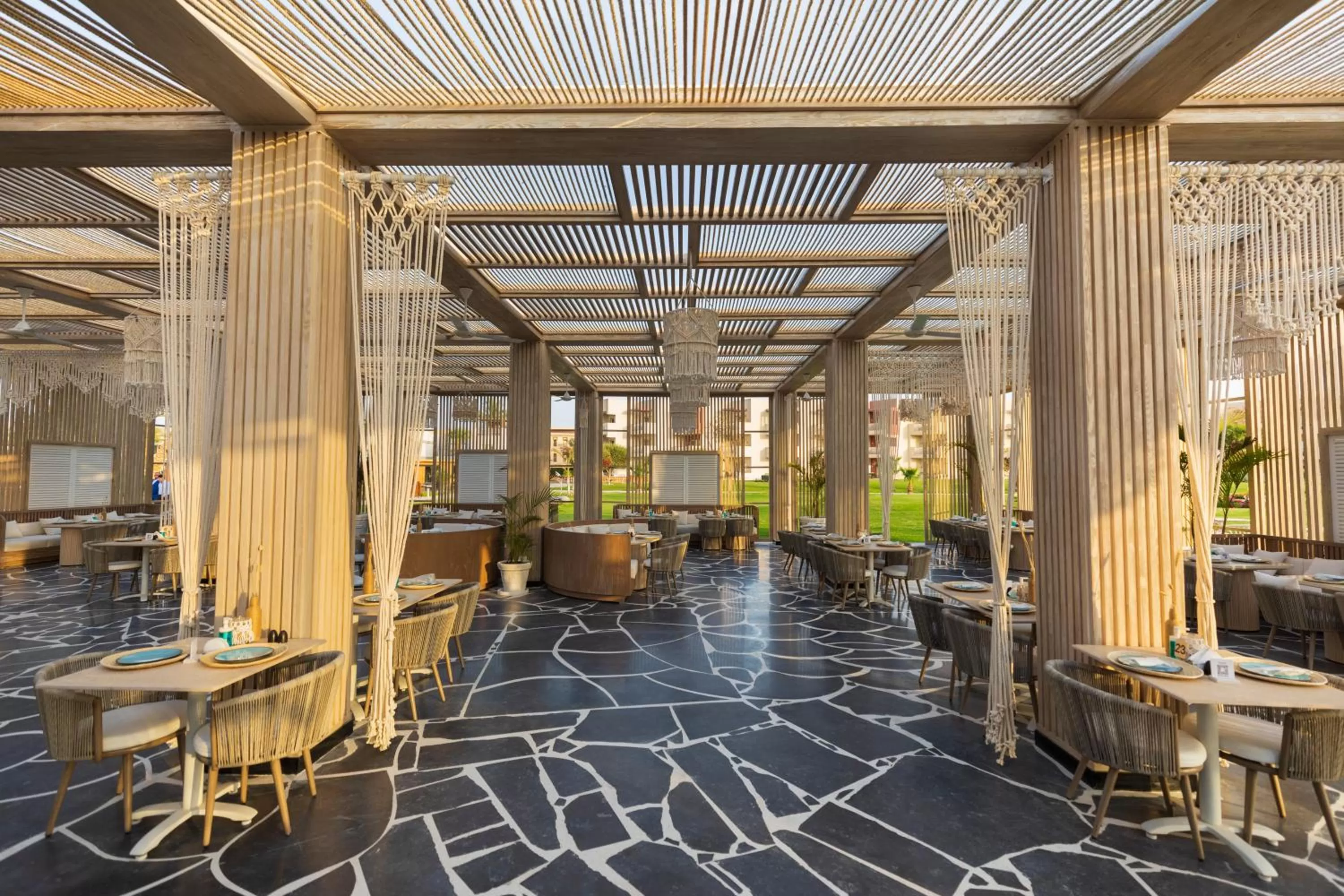 Restaurant/places to eat in Sunrise Crystal Bay Resort -Grand Select