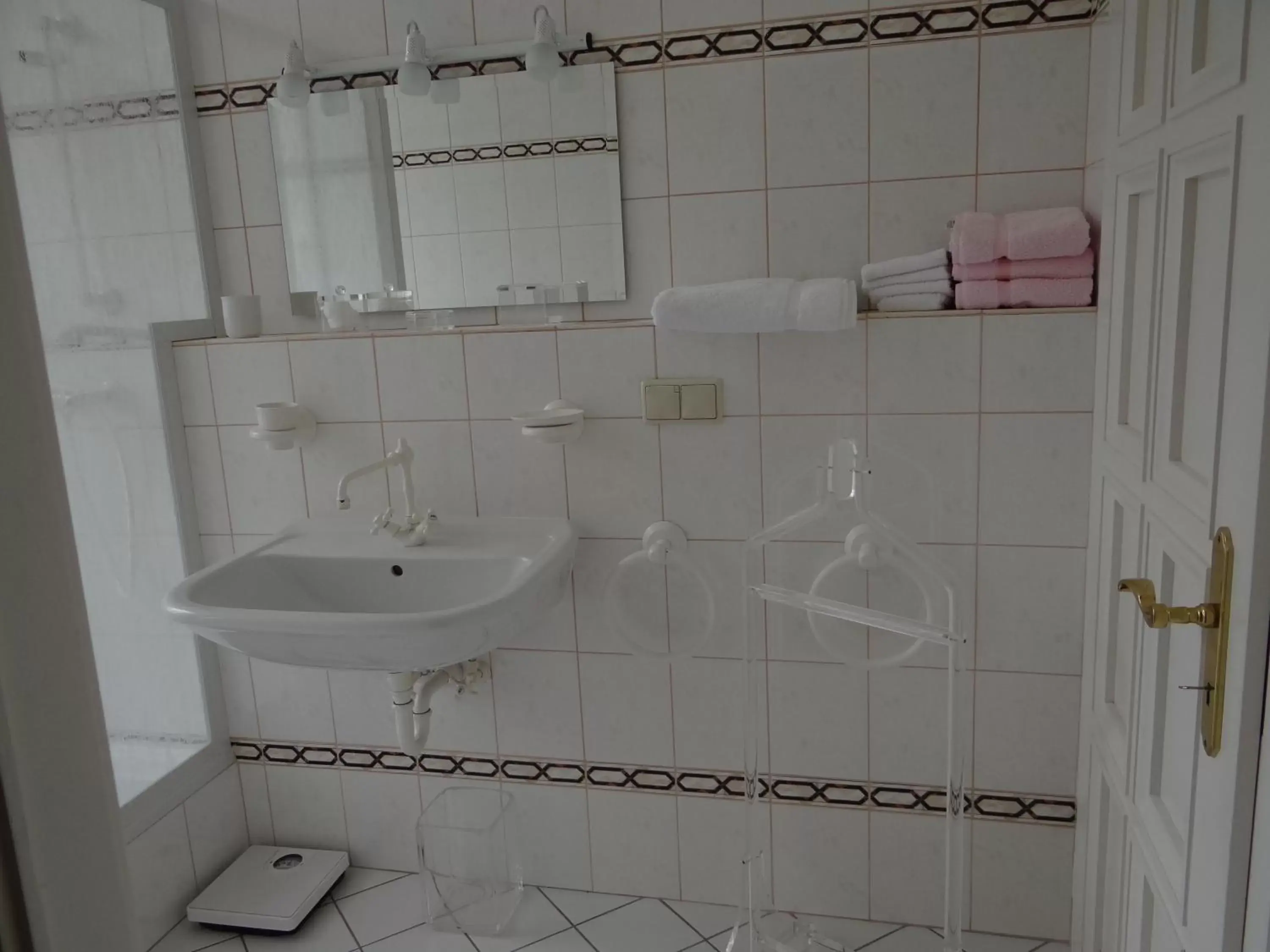 Shower, Bathroom in Château Mesny