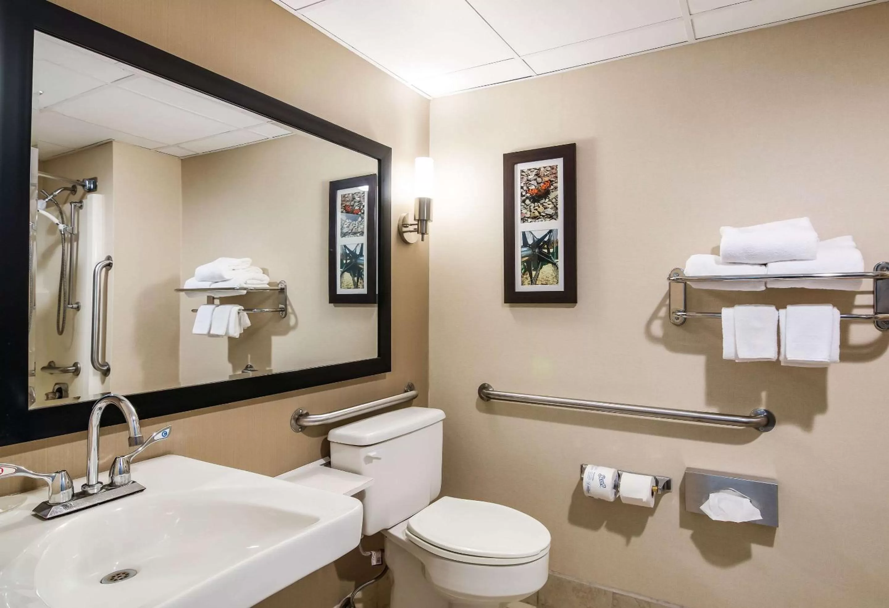 Bedroom in Clarion Pointe Jamestown - Falconer