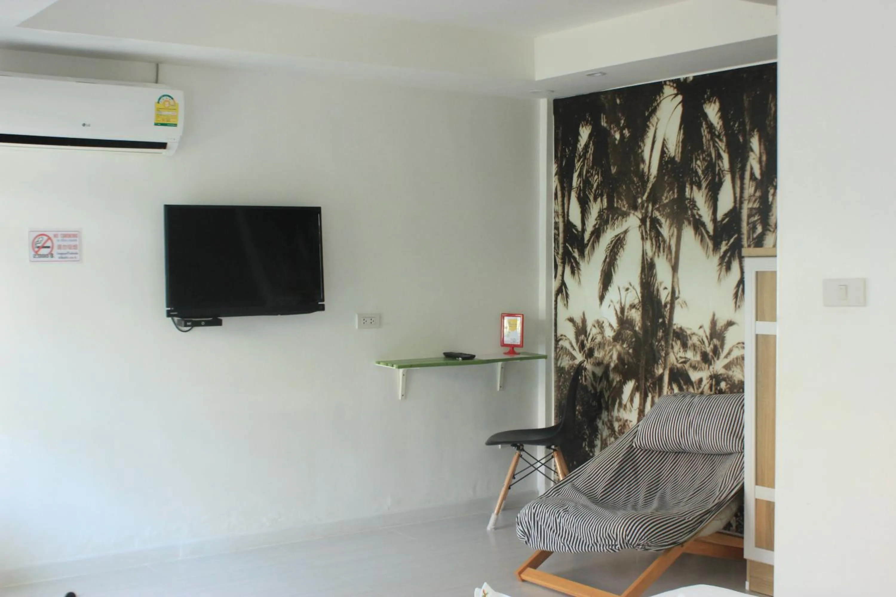 Seating area in 1715 House - White Rhino