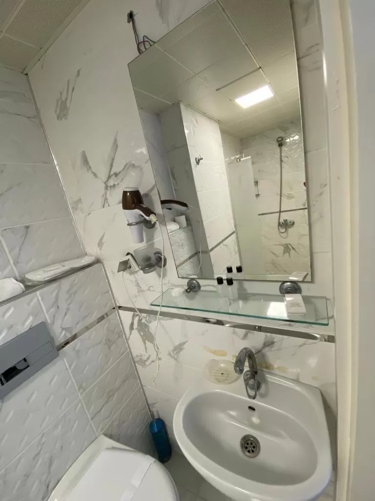 Bathroom in Sakran Hotel