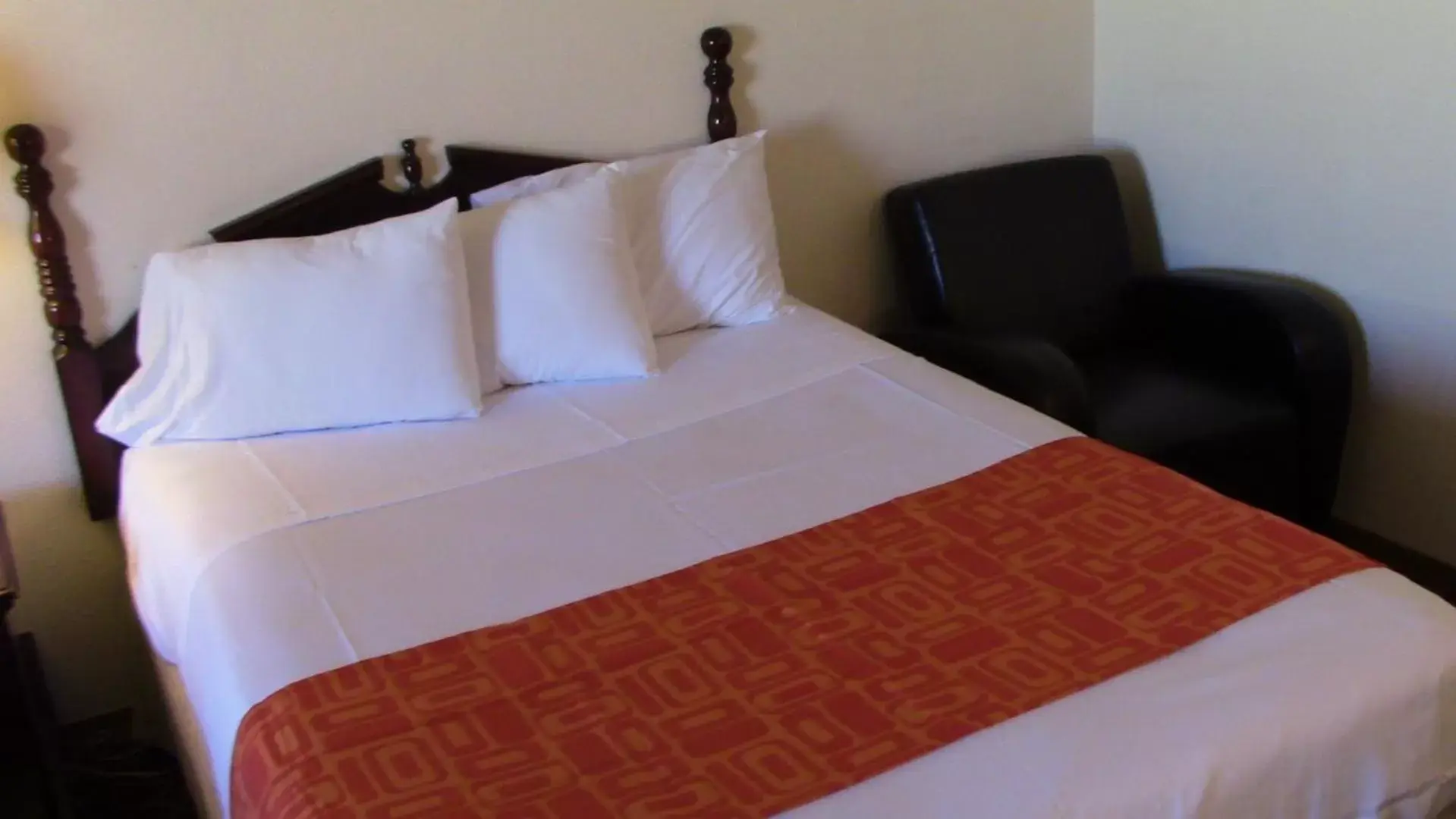 Bed in Howard Johnson by Wyndham Wichita Airport