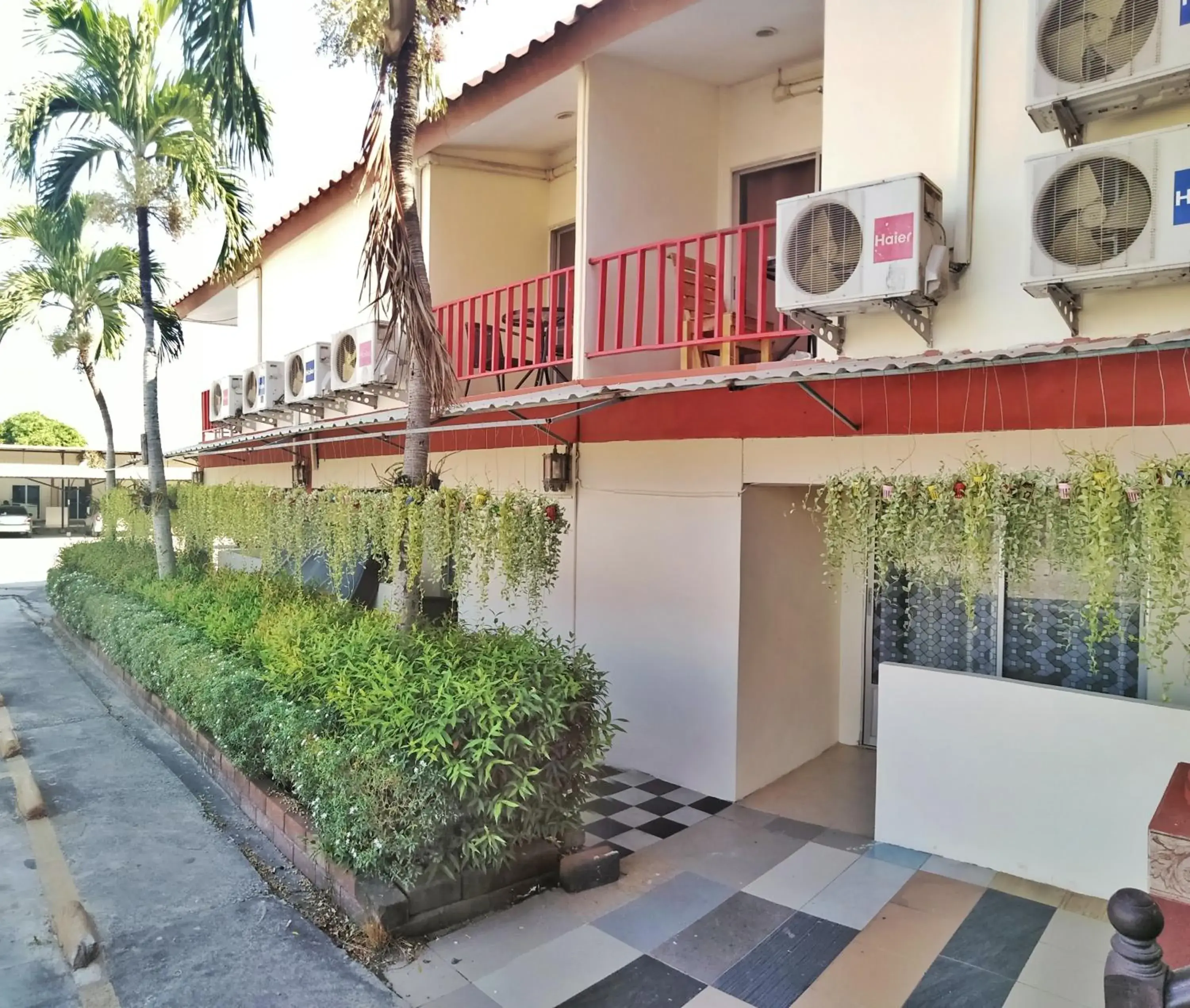 Property building in Baan Kaew Ruen Kwan Property building in Baan Kaew Ruen Kwan