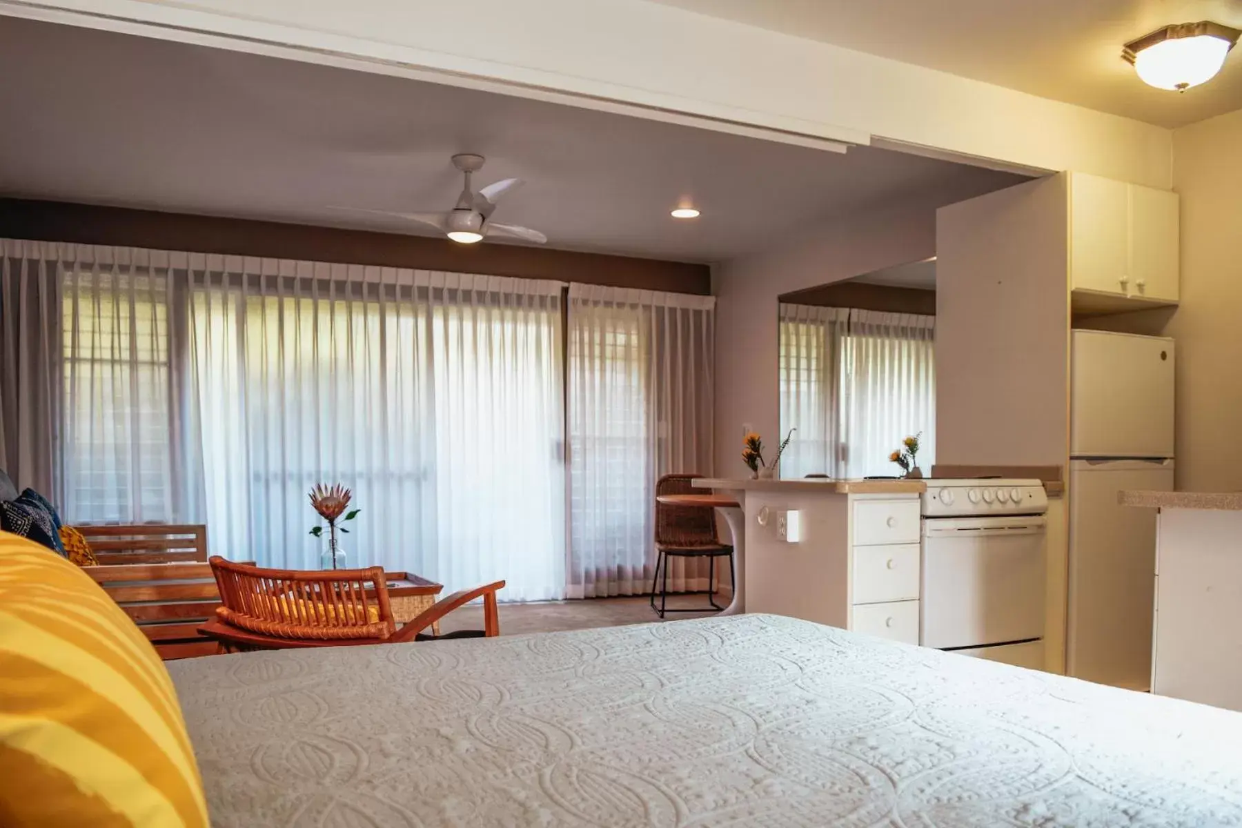 Kitchen or kitchenette, Bed in Napili Village Hotel