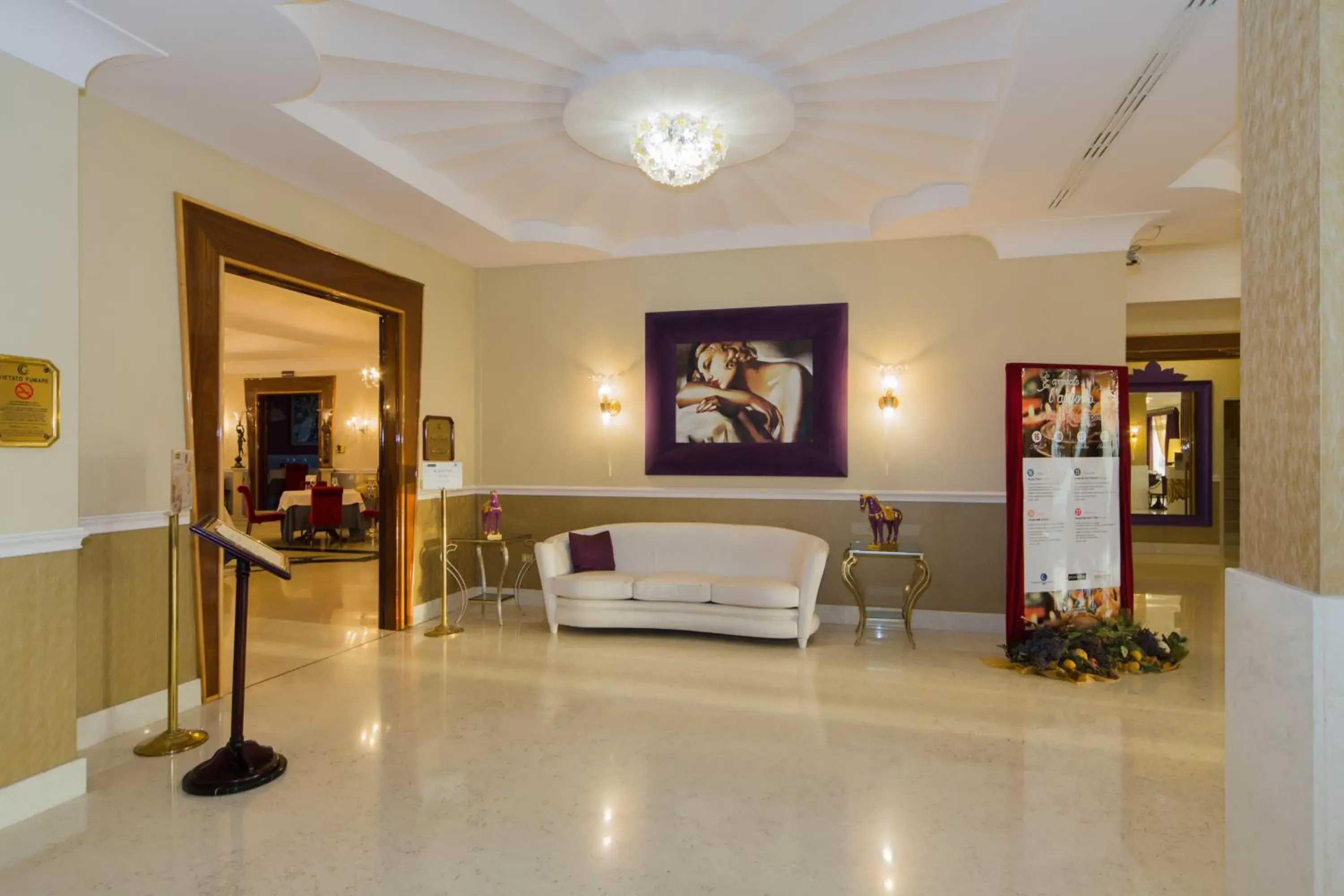 Restaurant/places to eat, Lobby/Reception in Zanhotel Centergross