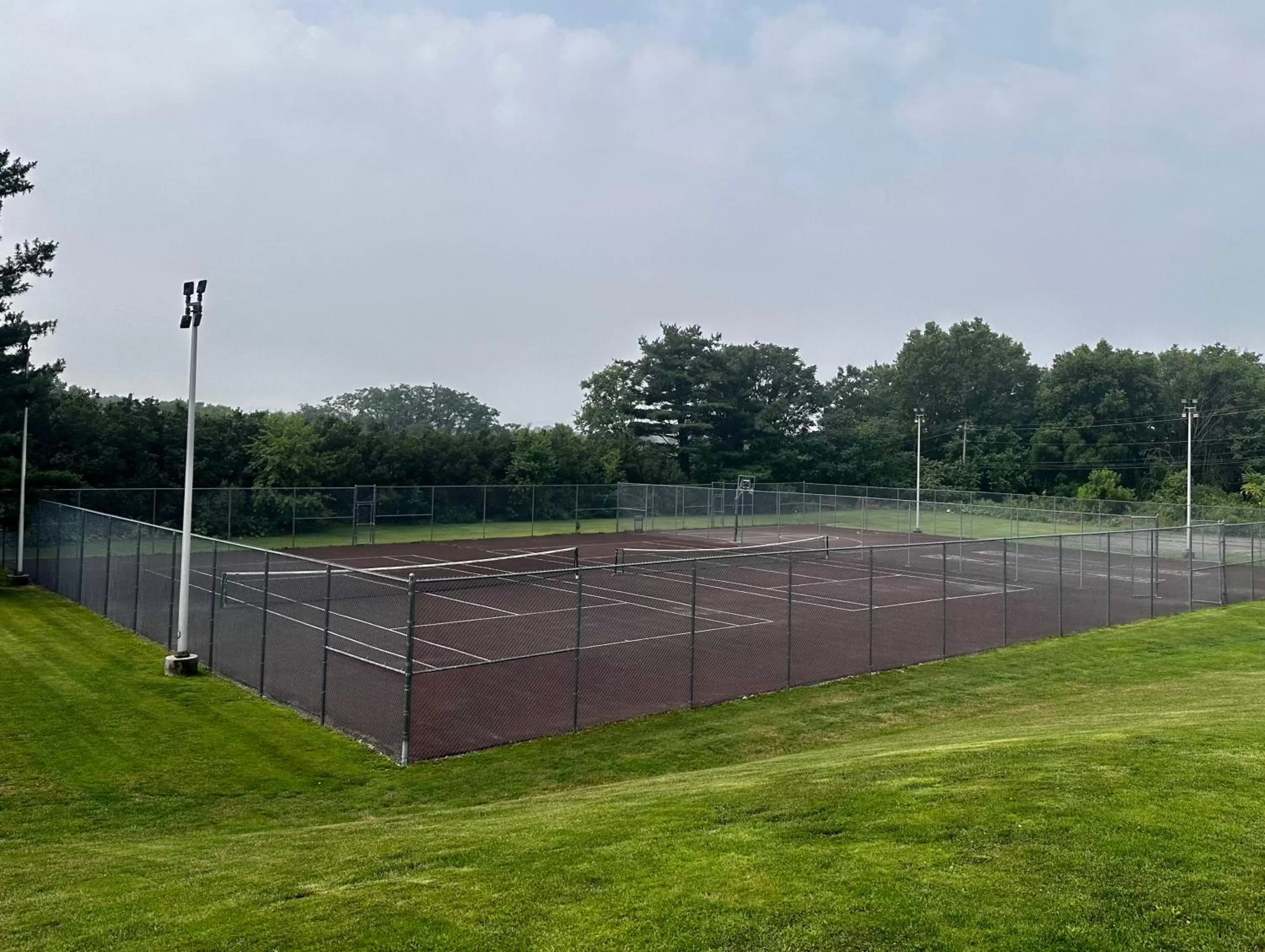 Tennis court in Red Lion Hotel Harrisburg Hershey