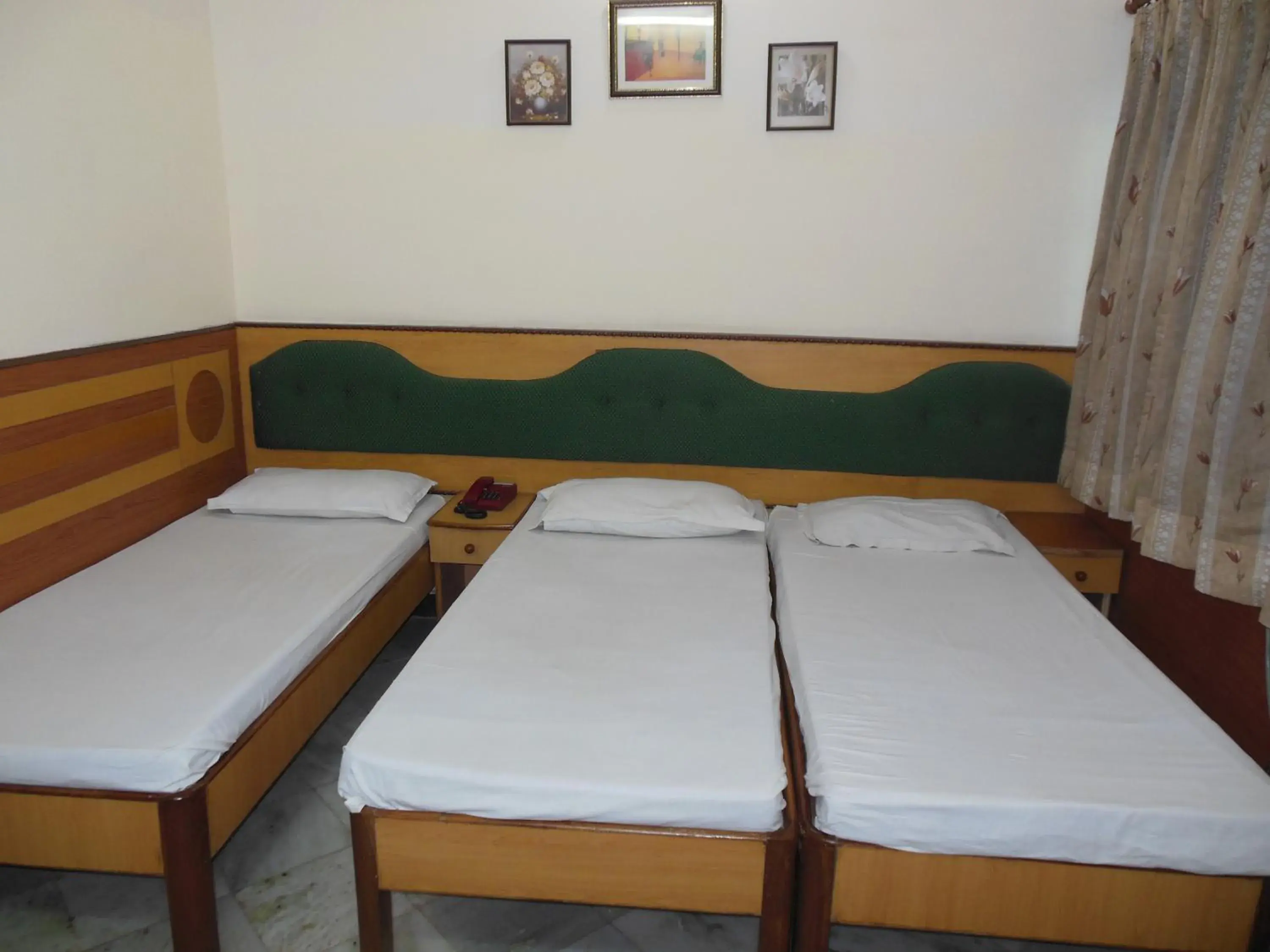 Bed in Hotel Taj Plaza, VIP Road, Agra