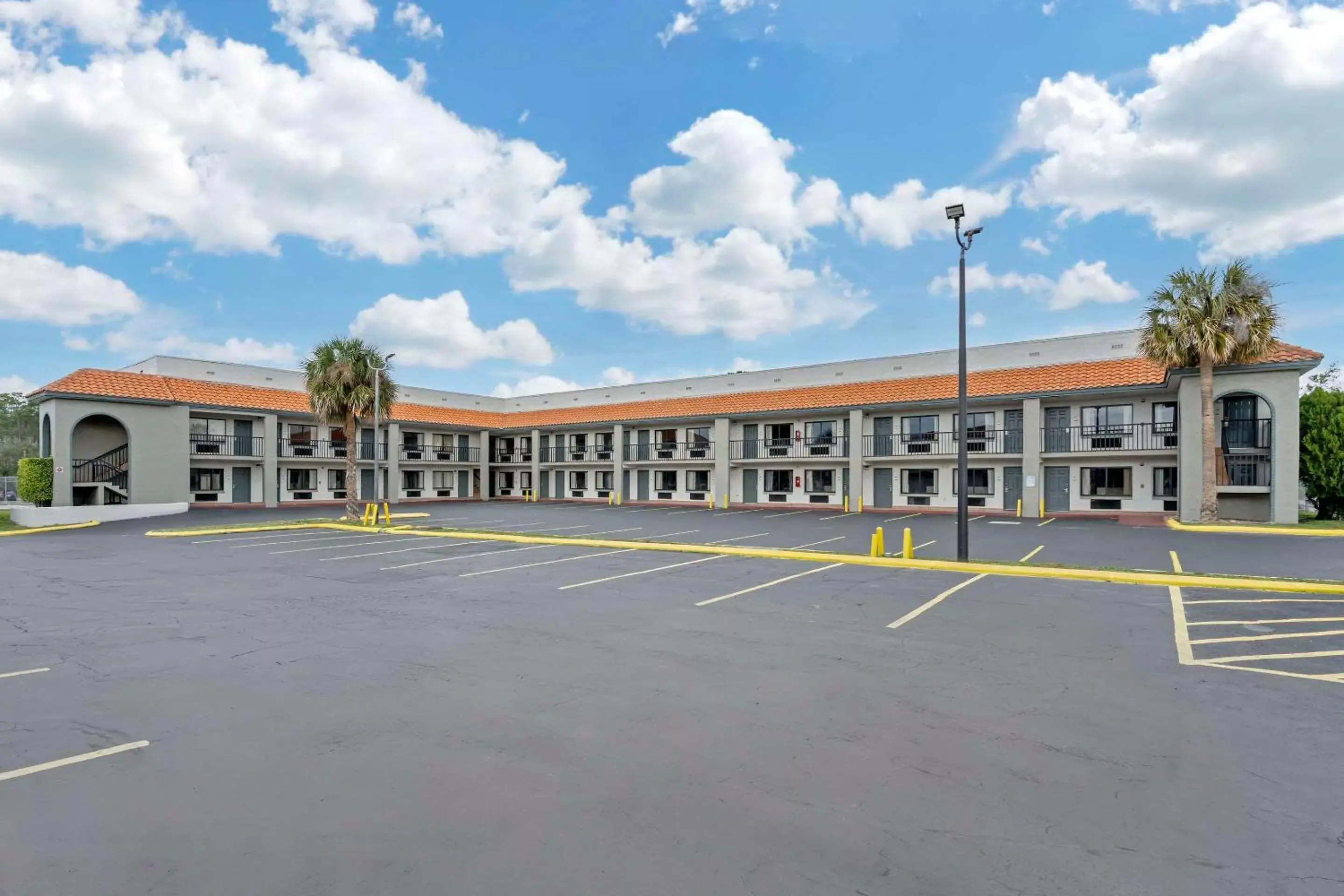 Property Building in Days Inn & Suites by Wyndham Orlando East UCF Area