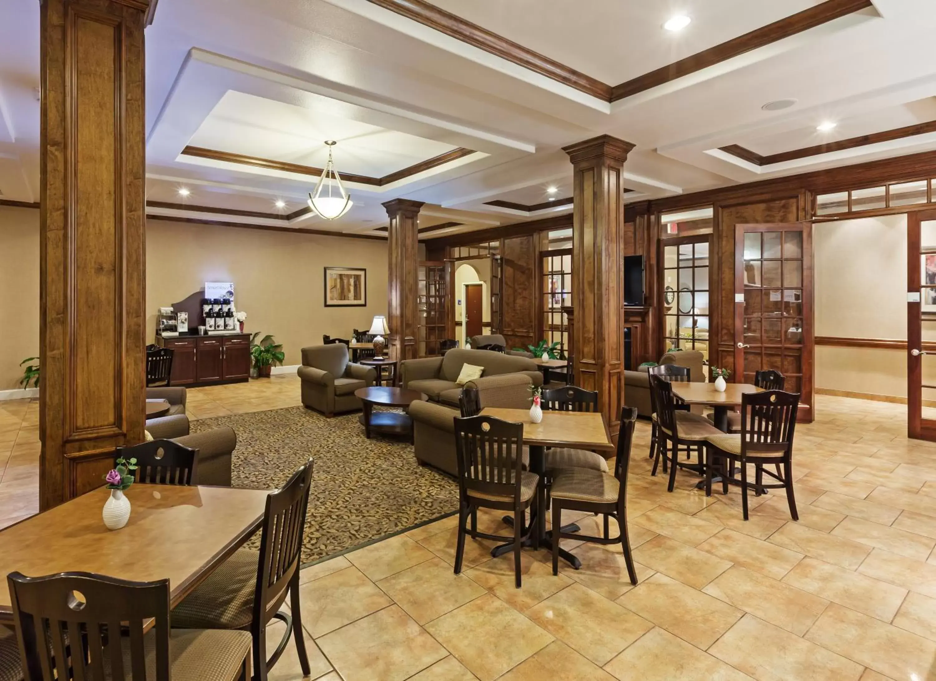 Lobby or reception, Lounge/Bar in Holiday Inn Express Houston-Alvin, an IHG Hotel