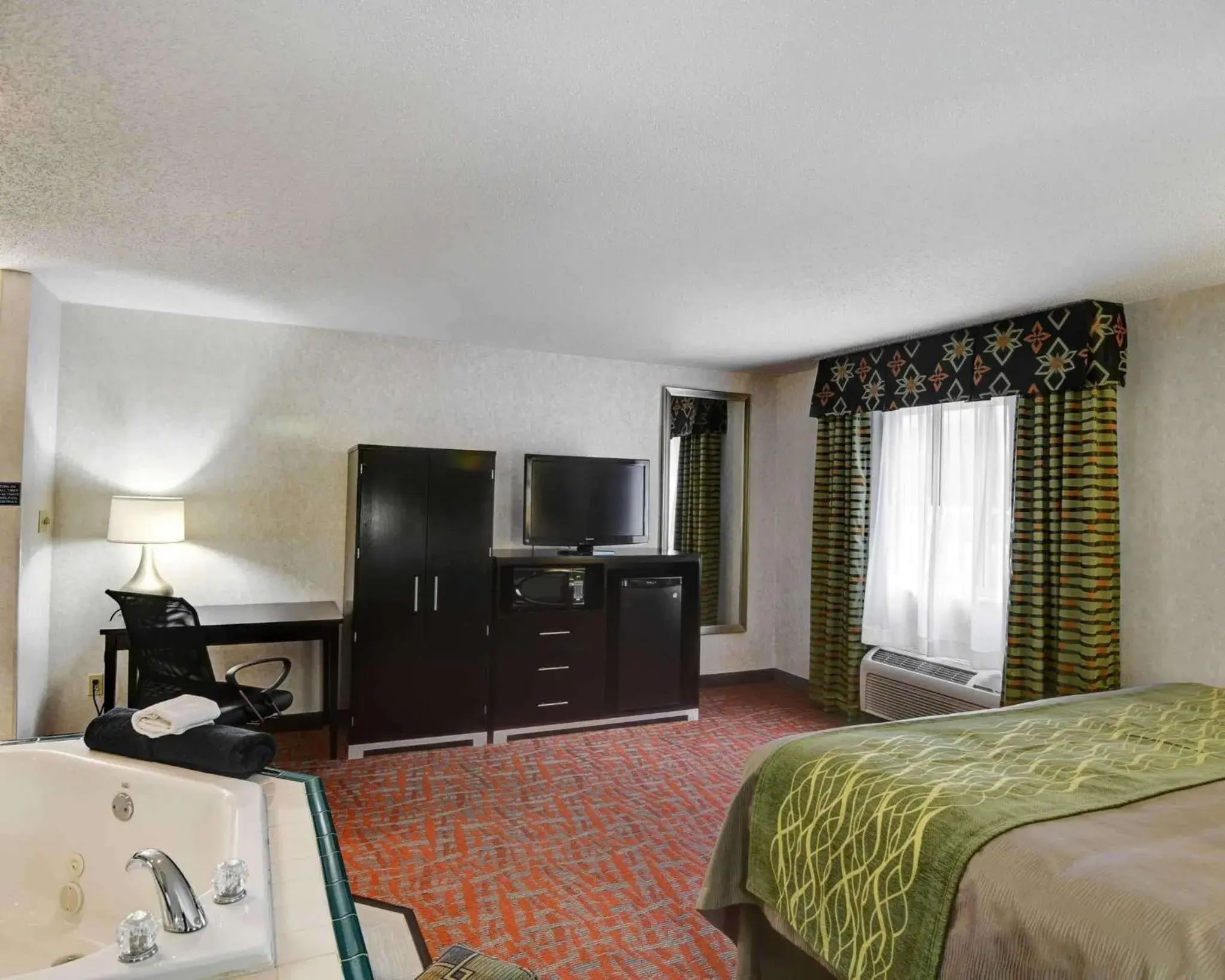 Photo of the whole room, TV/Entertainment Center in Comfort Inn Painesville