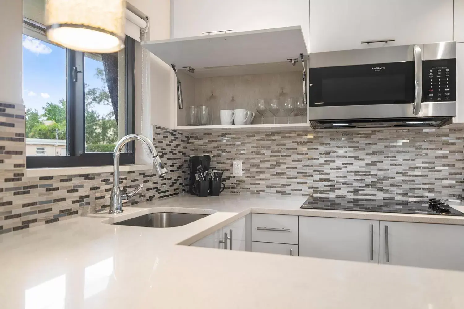 Kitchen or kitchenette, Kitchen/Kitchenette in Alani Bay Condos