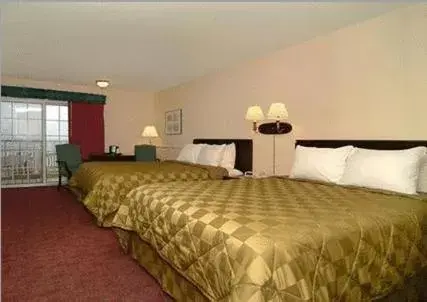 Deluxe Queen Room with Two Queen Beds in Comfort Inn Lakeside - Mackinaw City