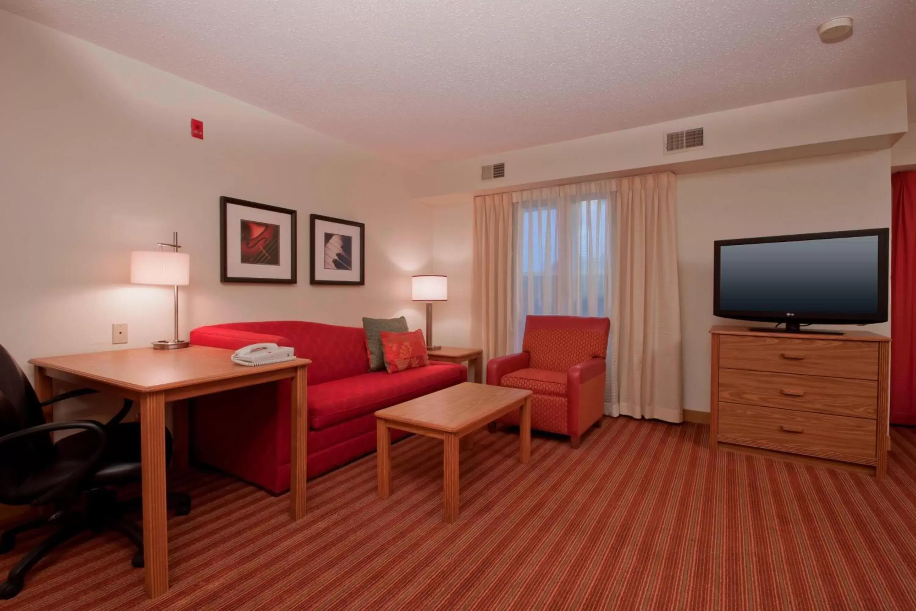 Living room, TV/Entertainment Center in Residence Inn by Marriott Davenport