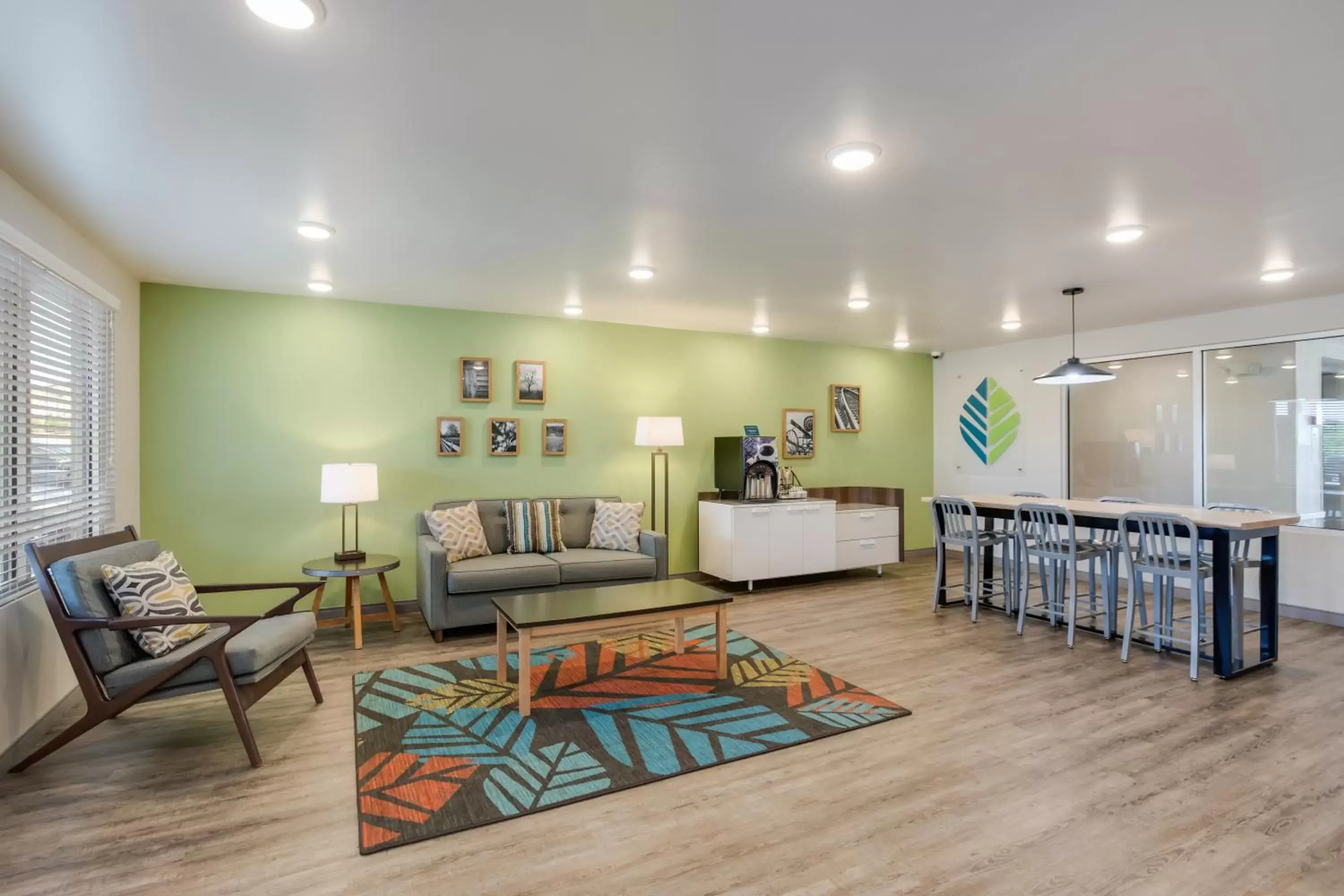 Seating area in WoodSpring Suites Smyrna-La Vergne