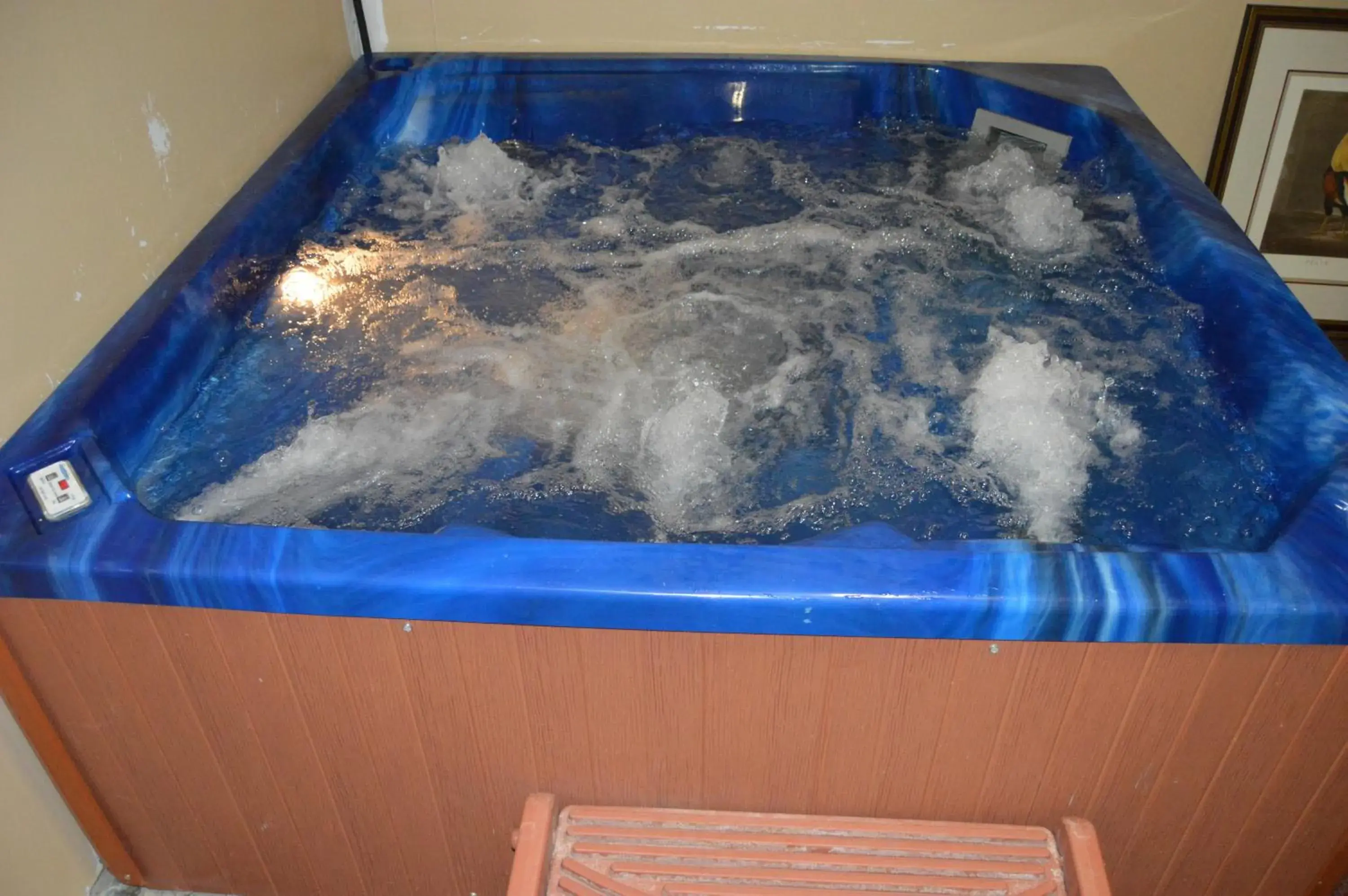Hot Tub in Hollow Inn and Motel