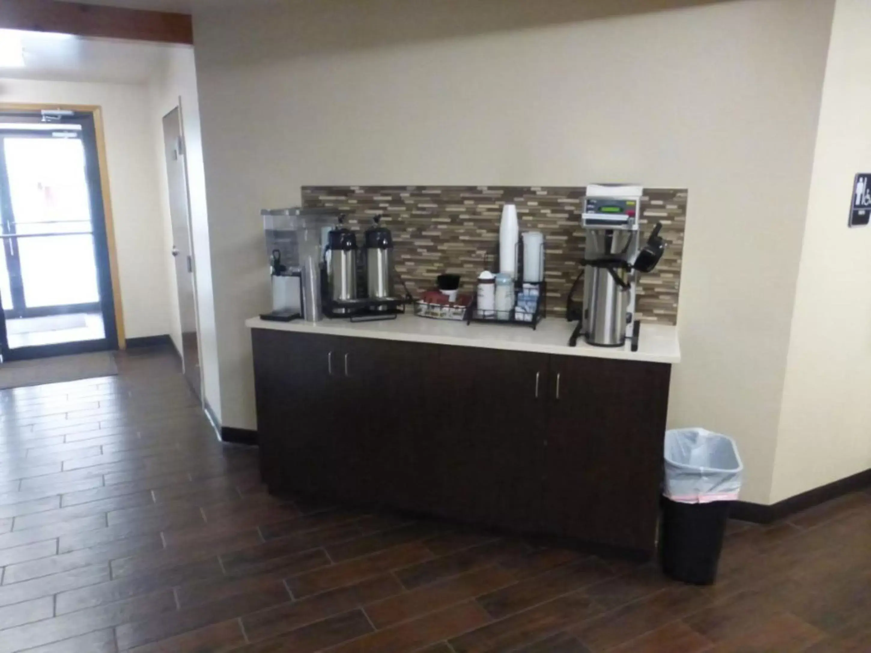 Lobby or reception, Kitchen/Kitchenette in Red Roof Inn Grand Junction
