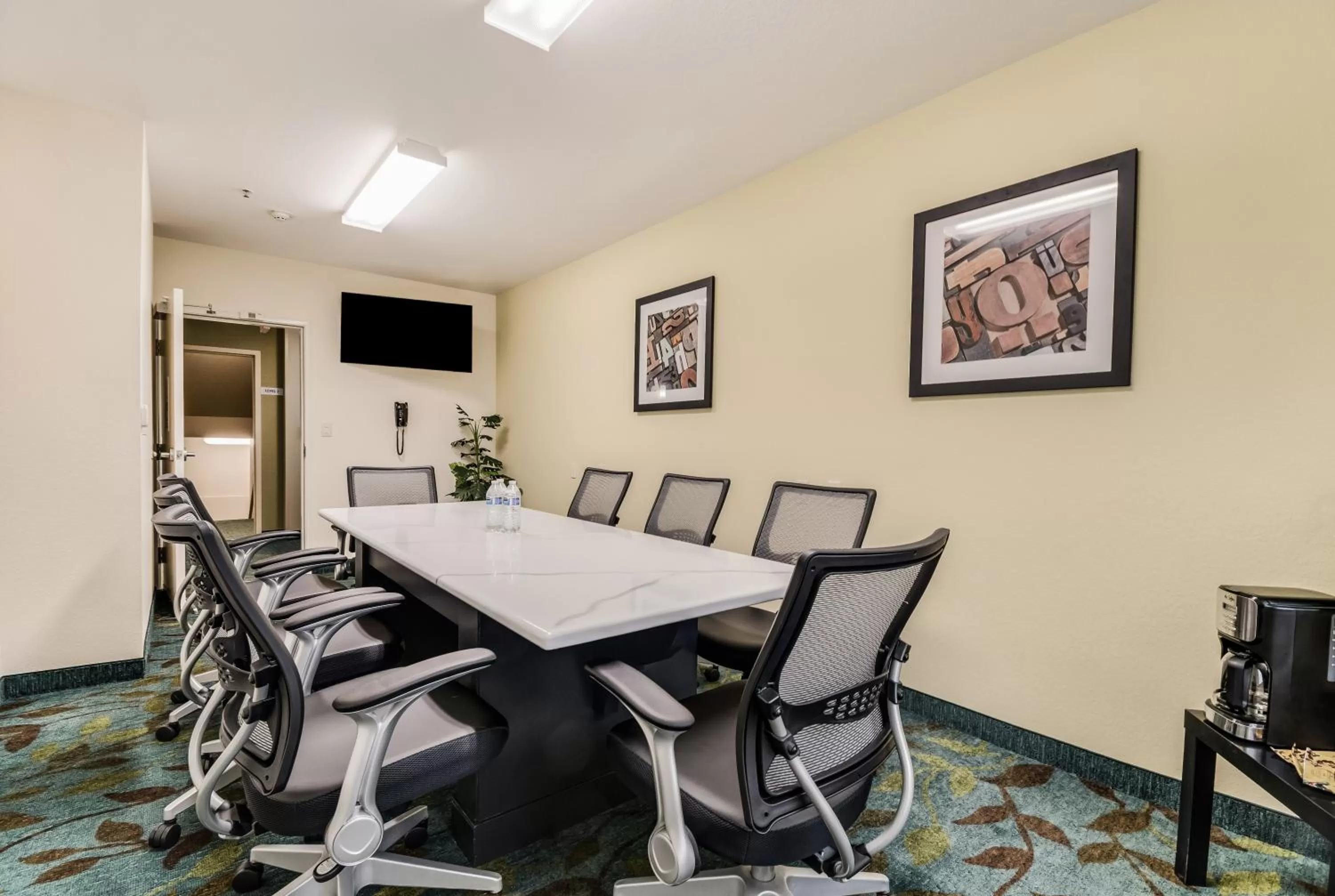Meeting/conference room in Candlewood Suites Portland Airport by IHG