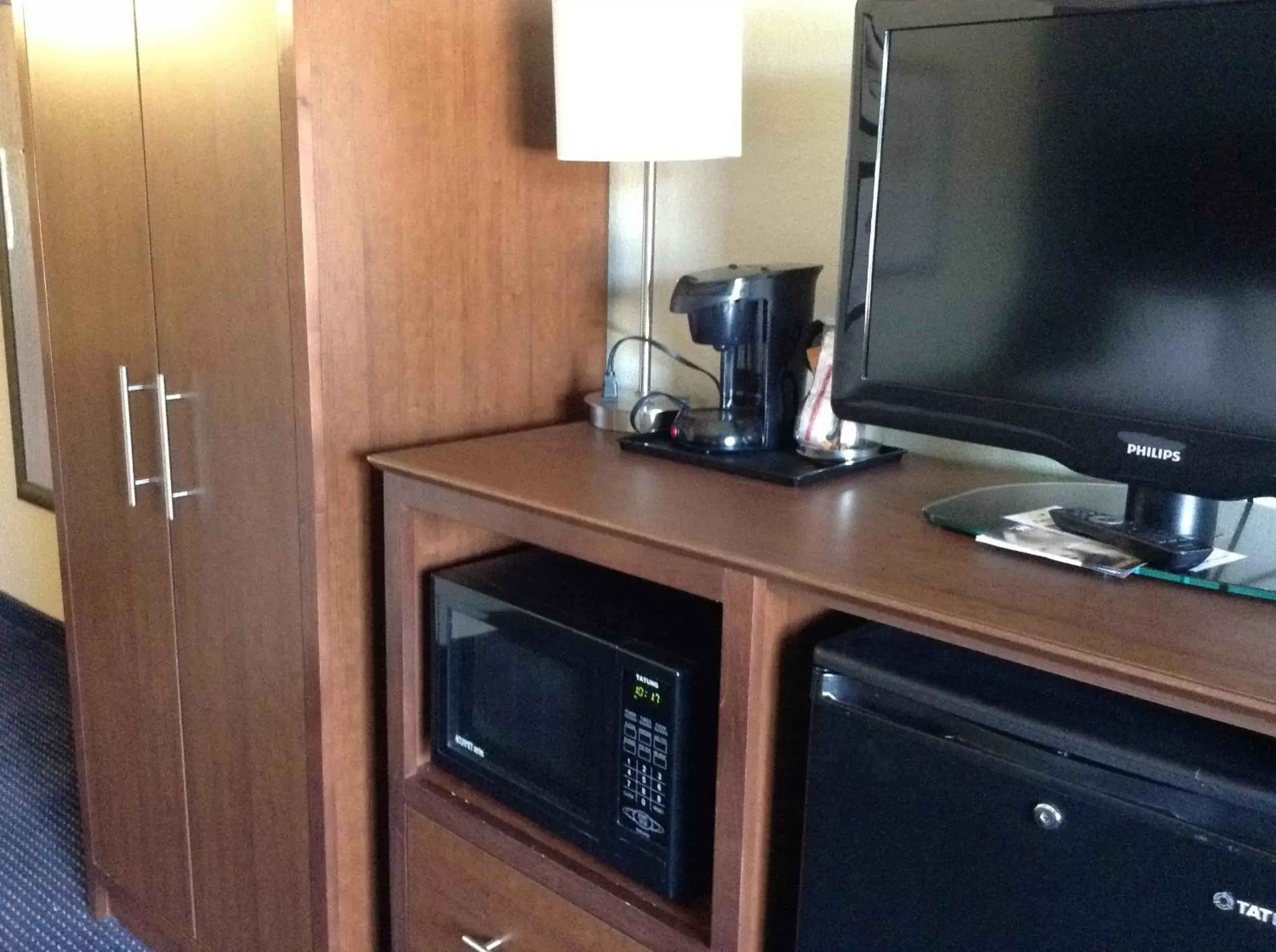 Bedroom, TV/Entertainment Center in AmericInn by Wyndham Fort Dodge