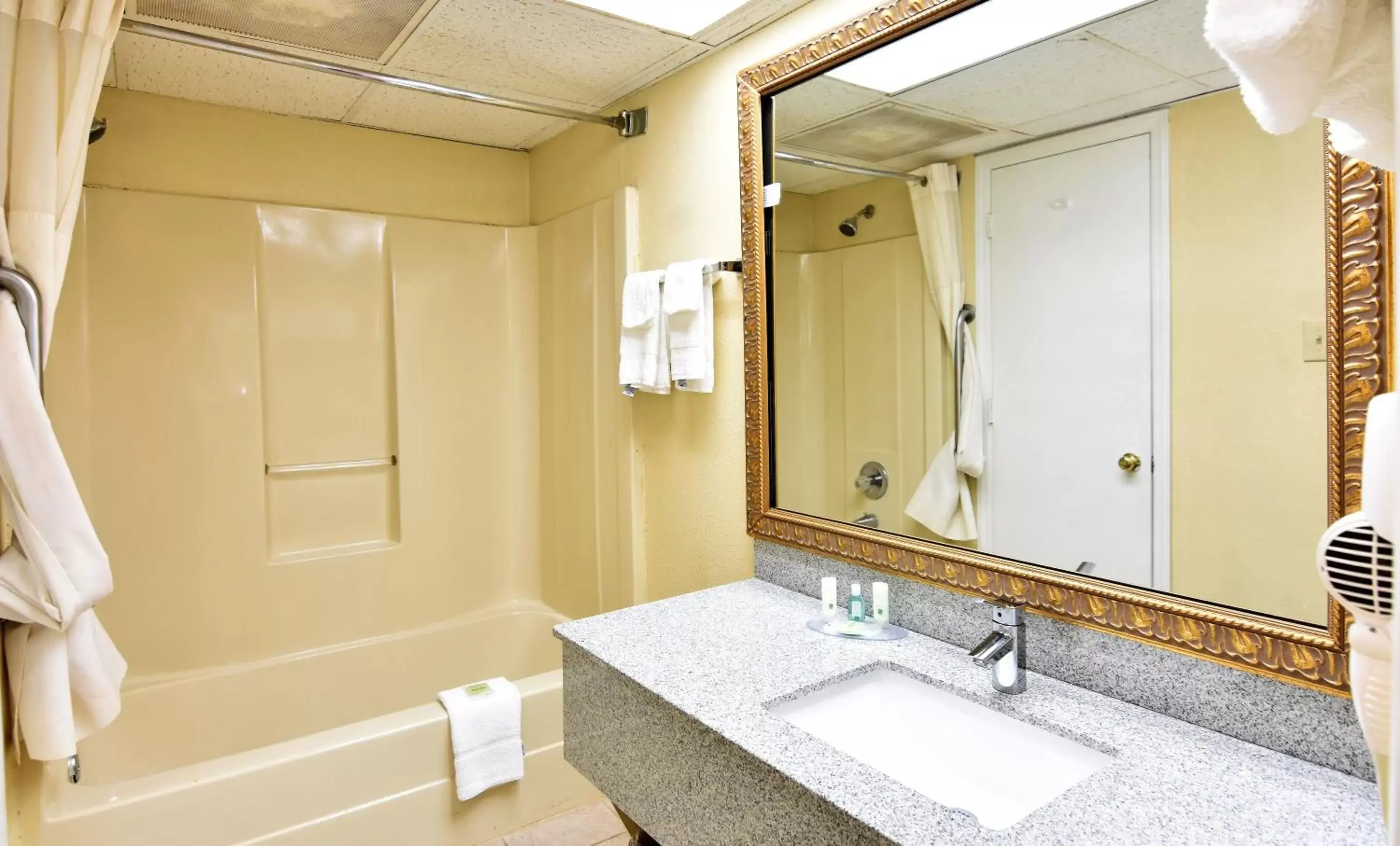 Bathroom in Rodeway Inn Harbison Area