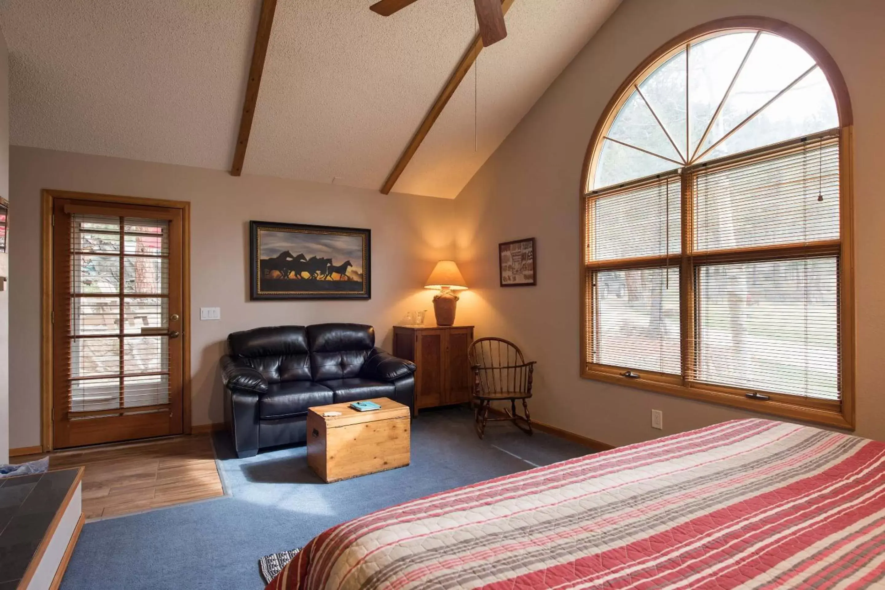 Seating Area in Romantic RiverSong Inn