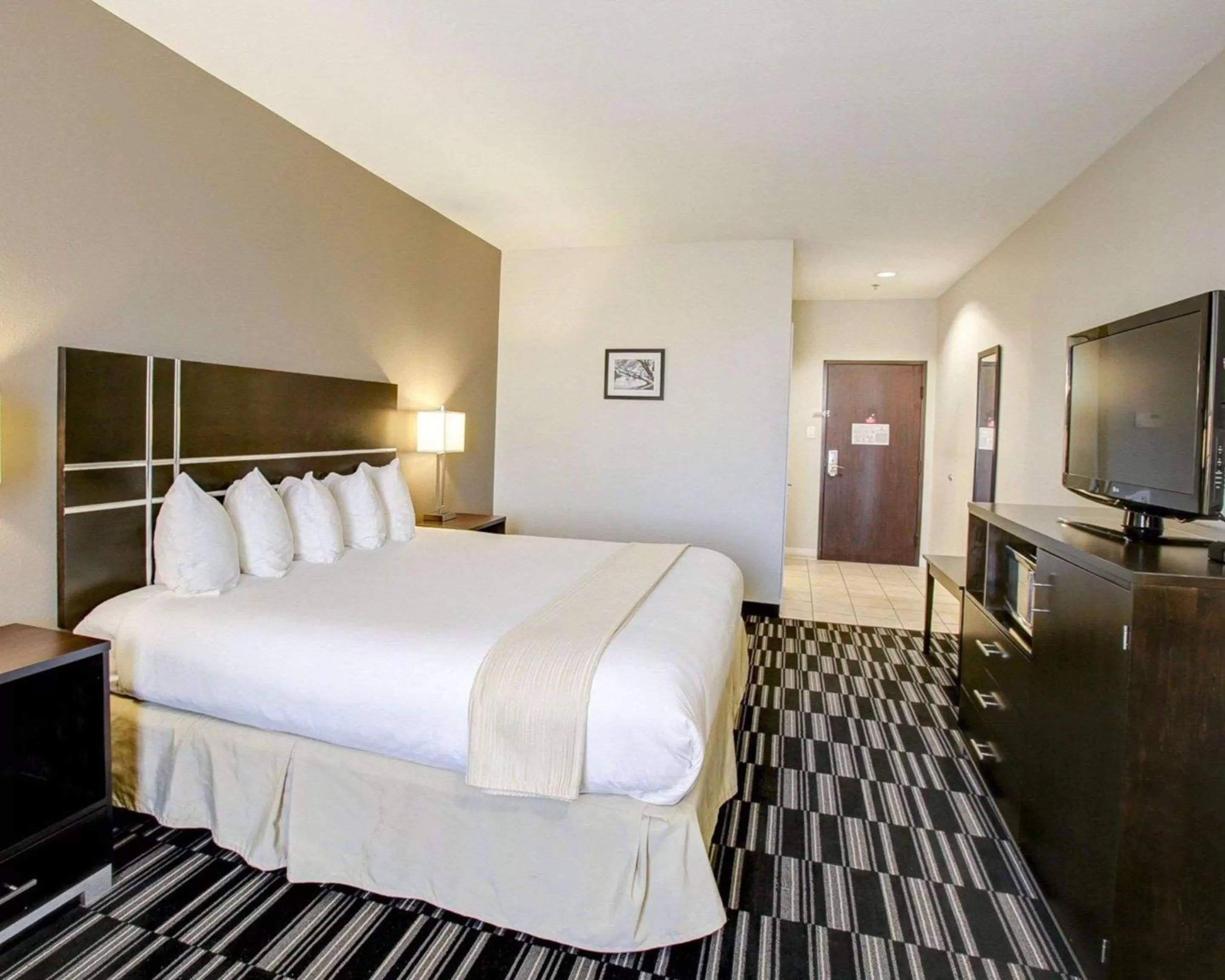 Photo of the whole room, Bed in Quality Inn & Suites Bryan-College Station