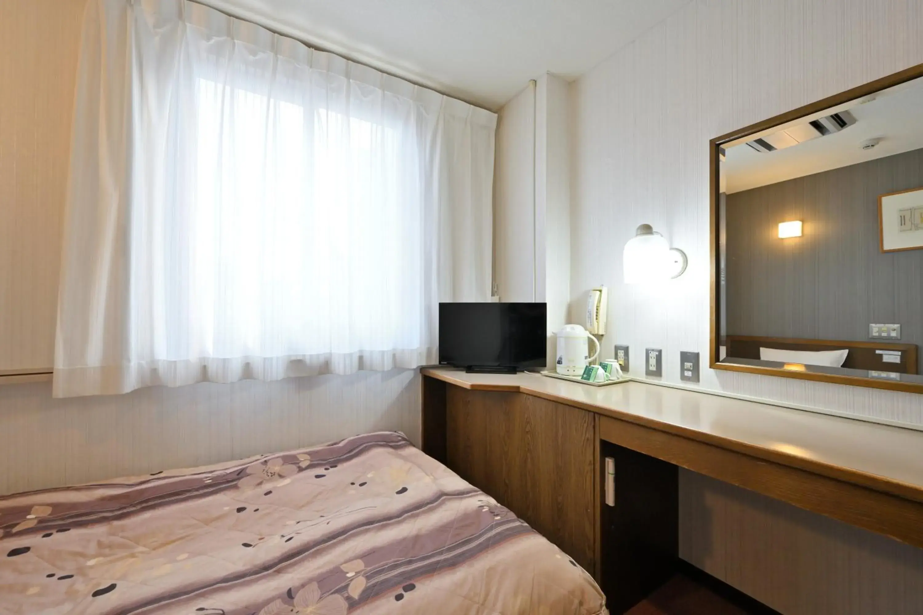 Bed, TV/Entertainment Center in Wakayama Dai-Ichi Fuji Hotel