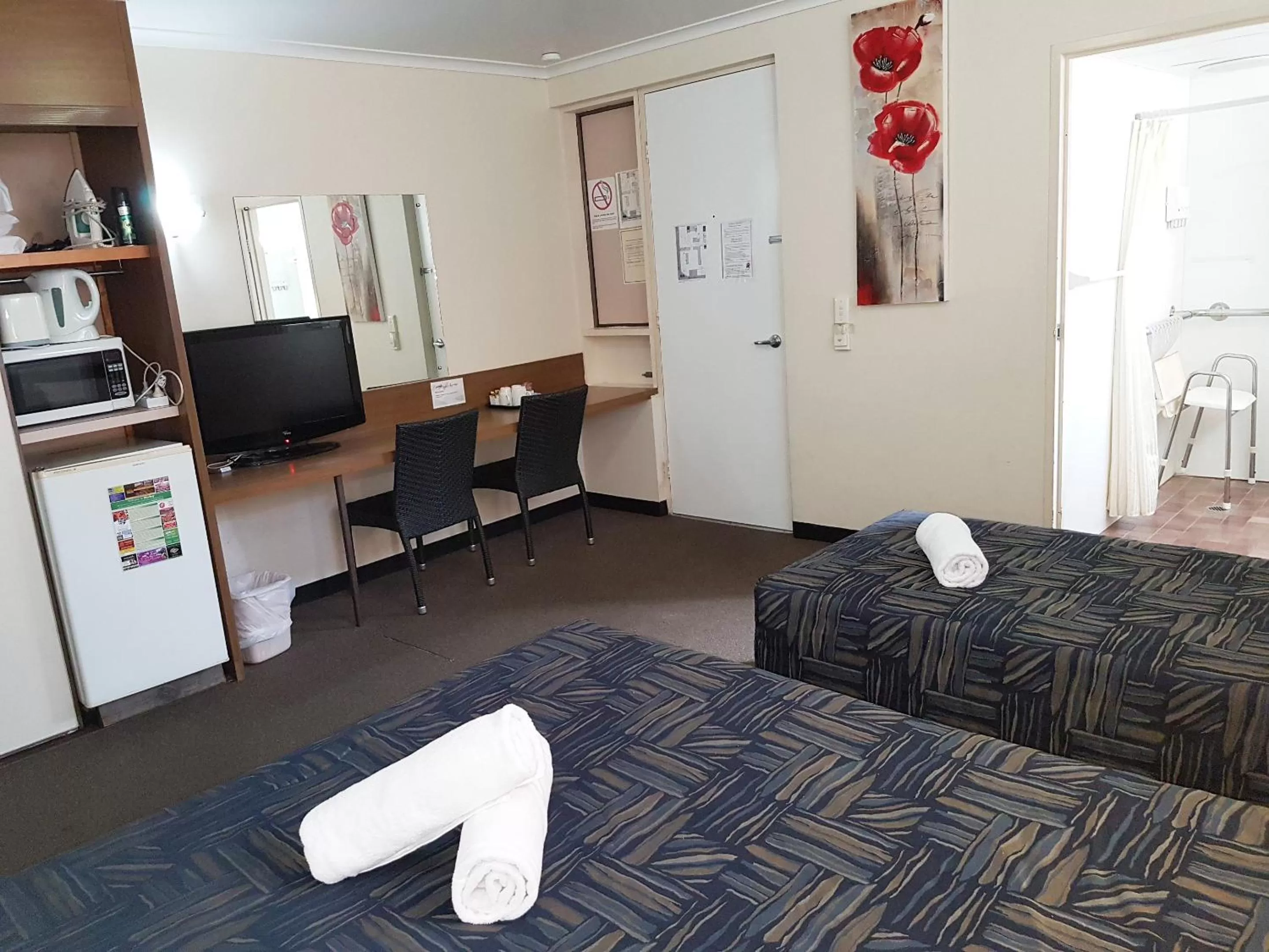 Bathroom, Bed in Miners Lodge Motor Inn