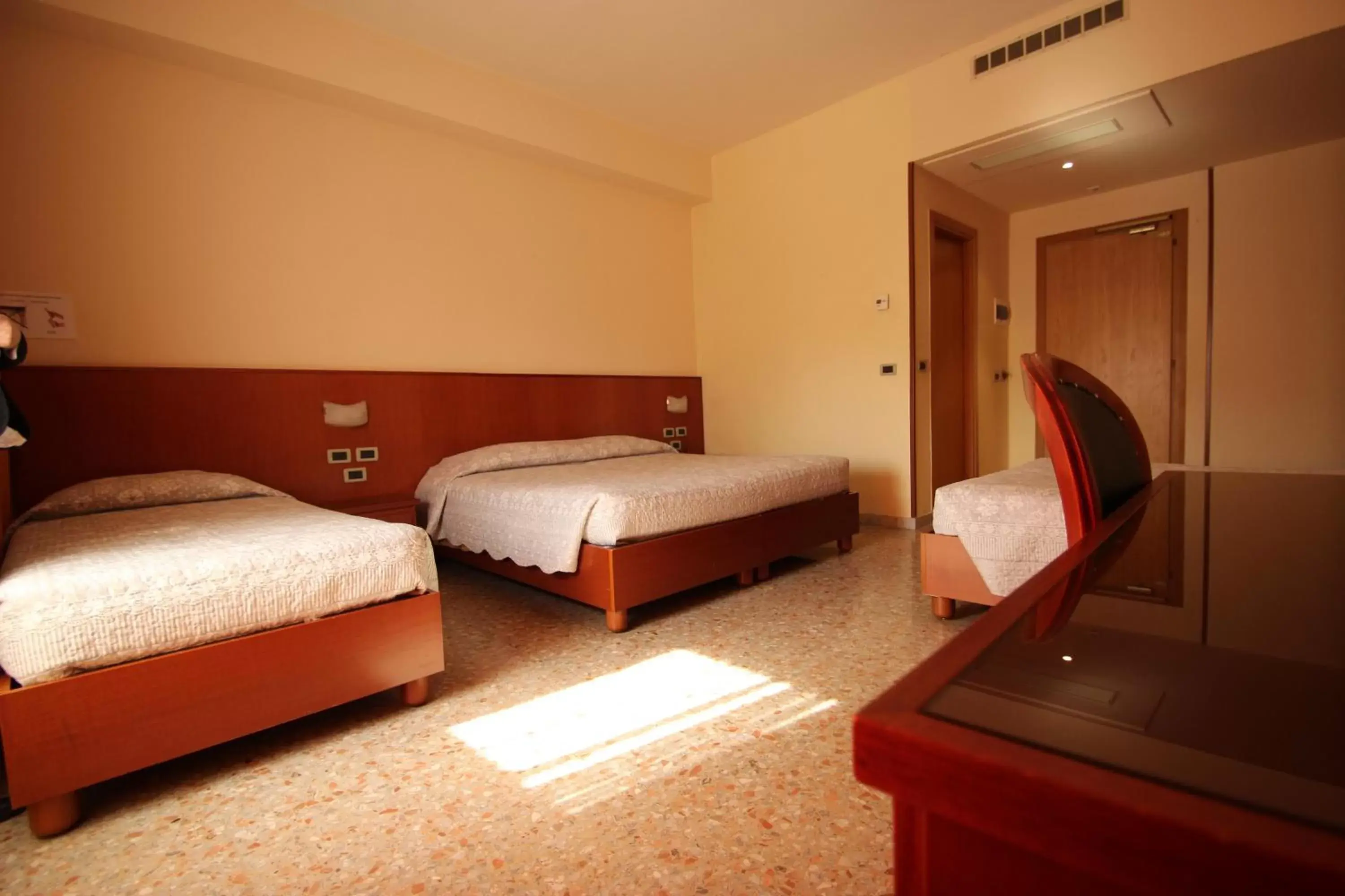 Standard Quadruple Room in Hotel Oasi Dei Discepoli Standard Quadruple Room in Hotel Oasi Dei Discepoli