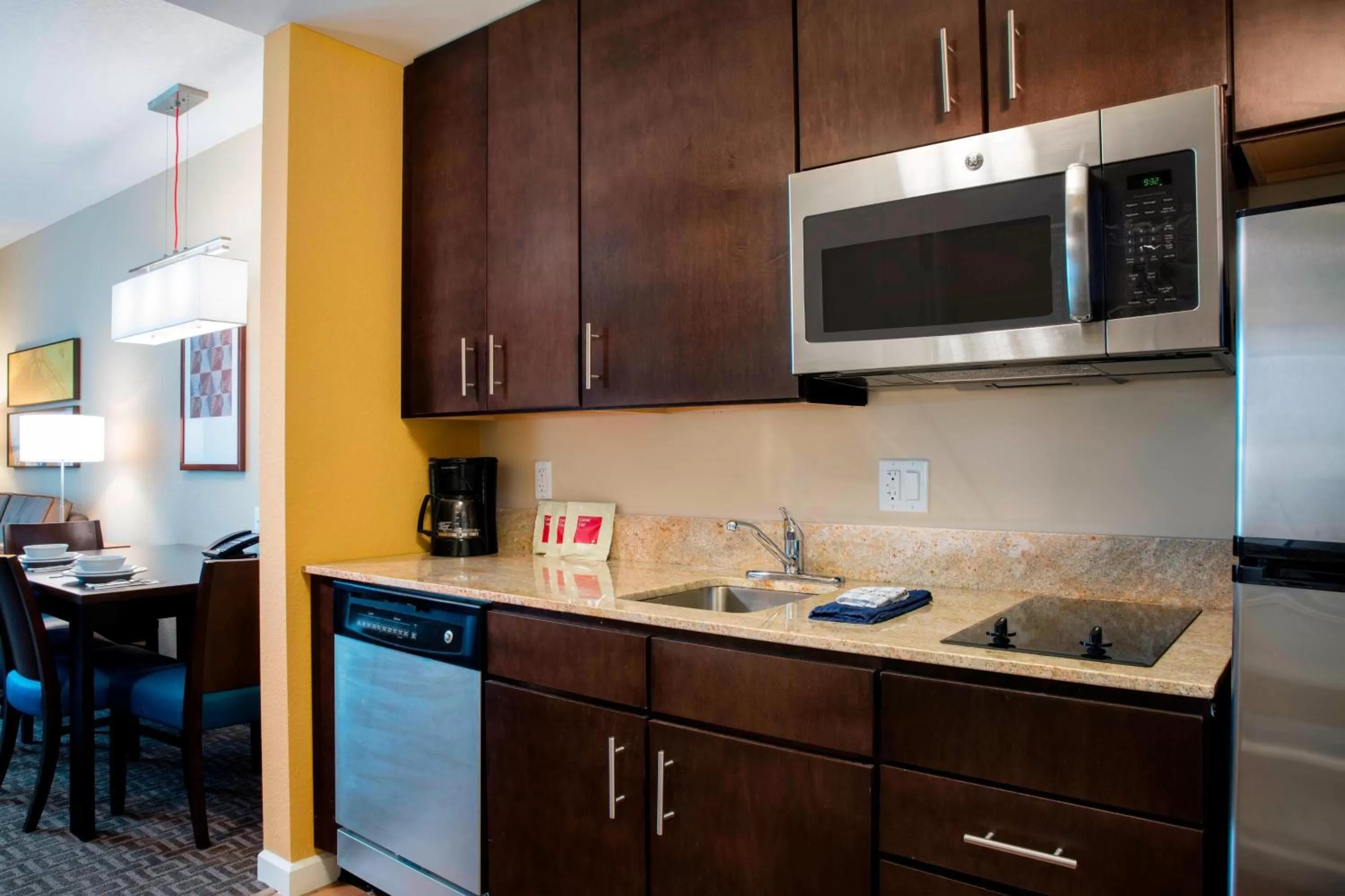 Kitchen or kitchenette in TownePlace Suites Orlando at FLAMINGO CROSSINGS Town Center, Western Entrance