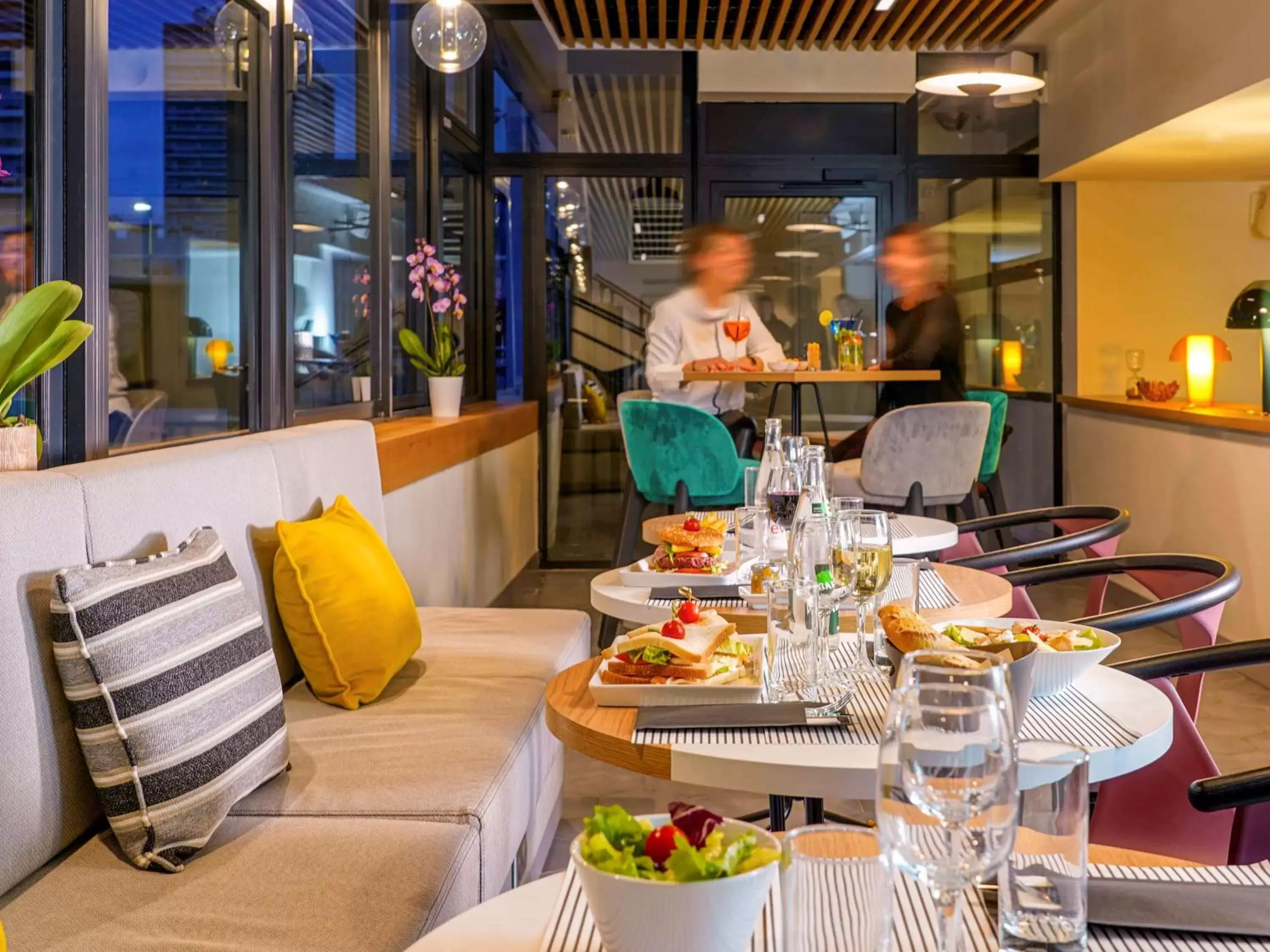 Lounge or bar, Restaurant/Places to Eat in Mercure Marseille Centre Prado Vélodrome