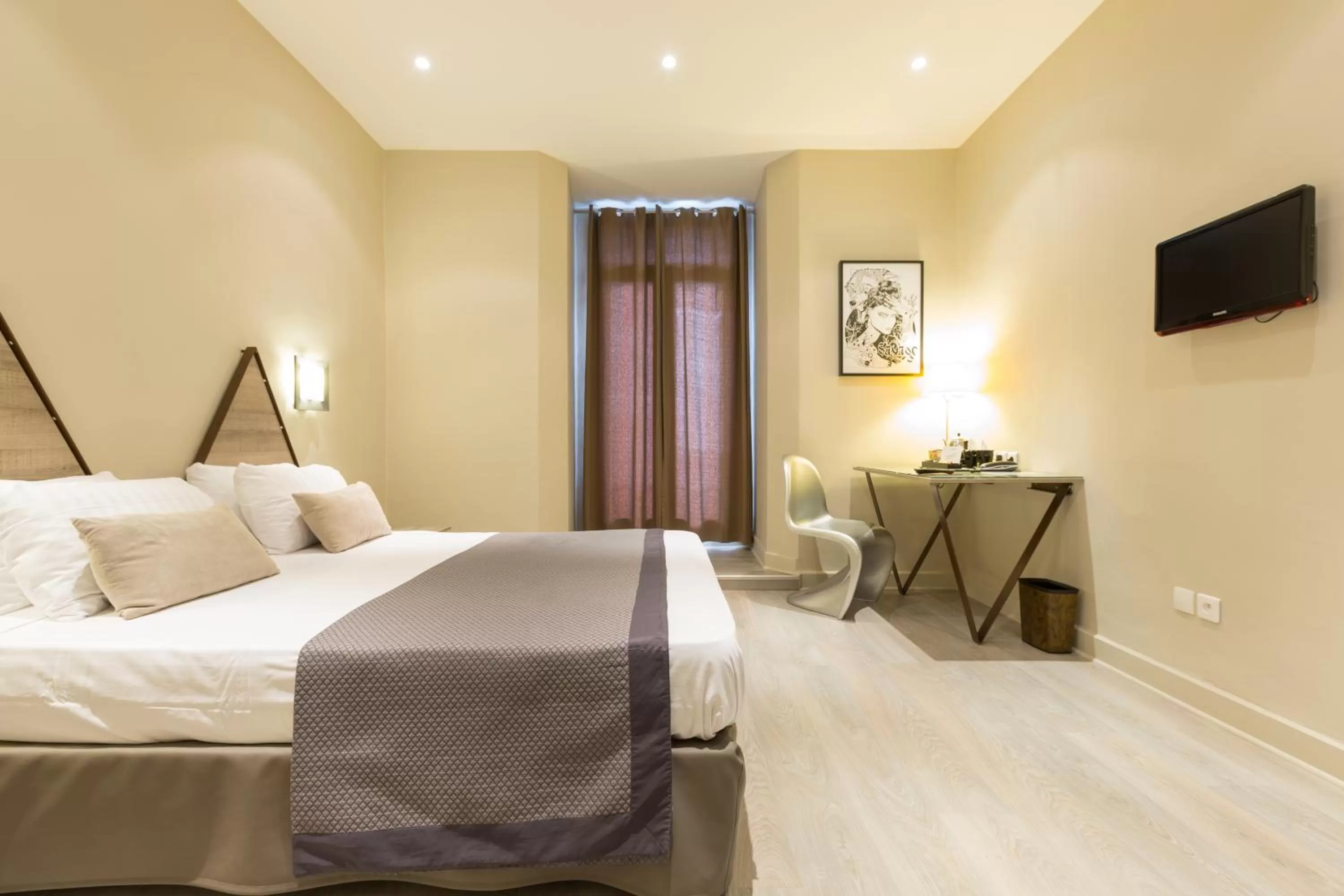 Photo of the whole room, Bed in Hôtel Amirauté