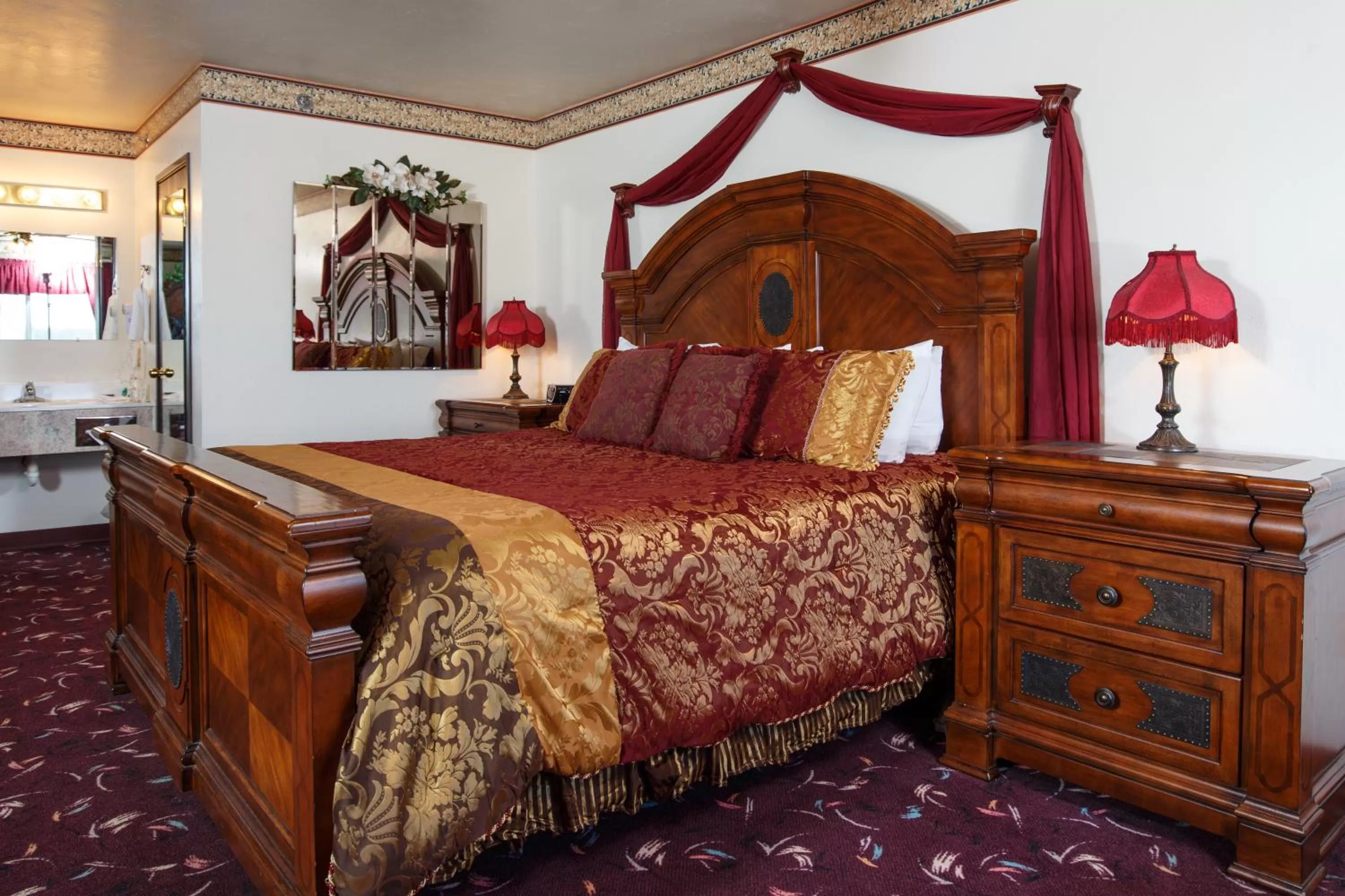 Deluxe Suite with Spa Bath in Hotel J Green Bay